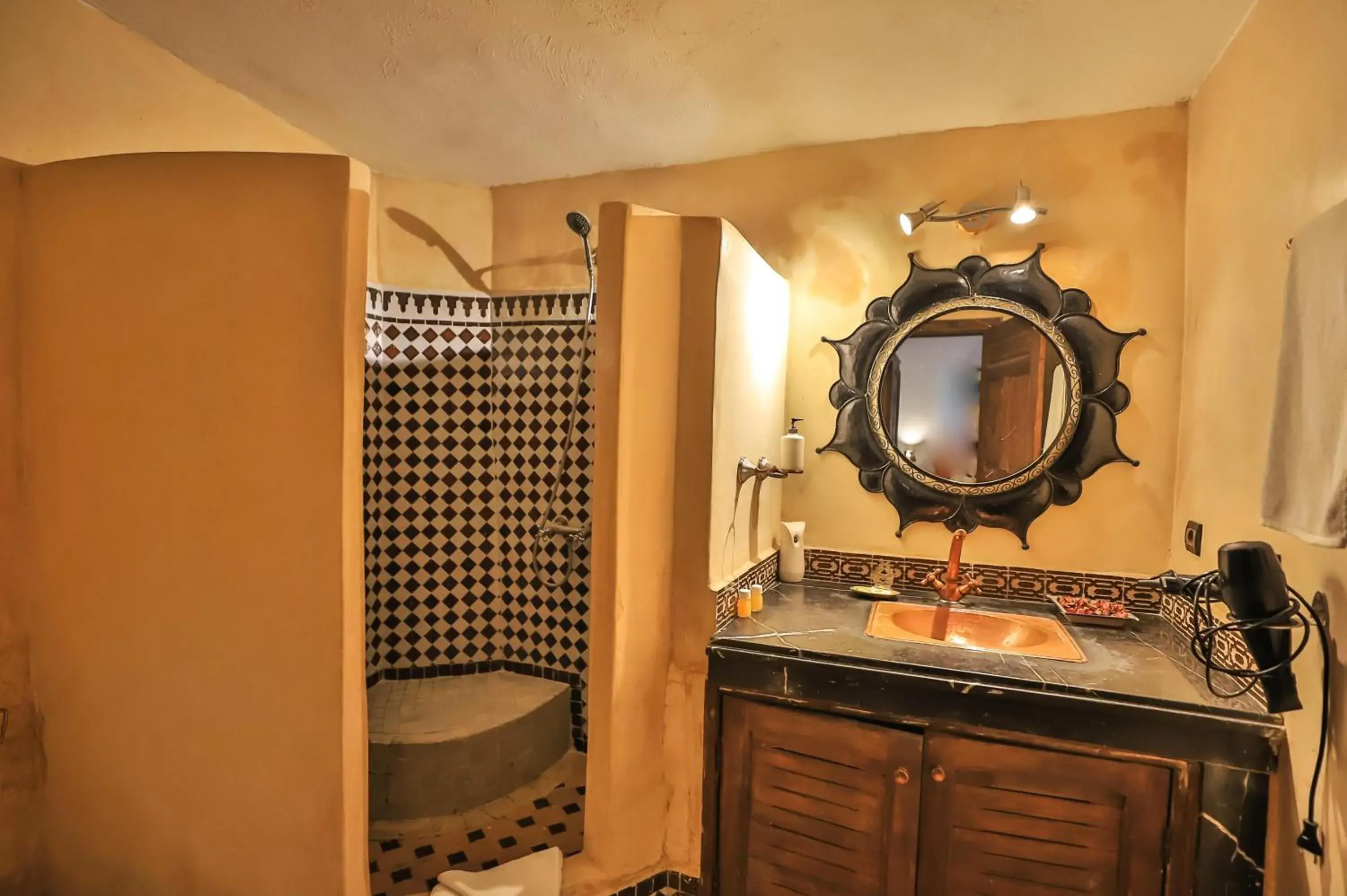 Volubilis Deluxe Double Room in Riad Dar Chrifa - Luxury Escape Volubilis Deluxe Double Room in Riad Dar Chrifa - Luxury Escape