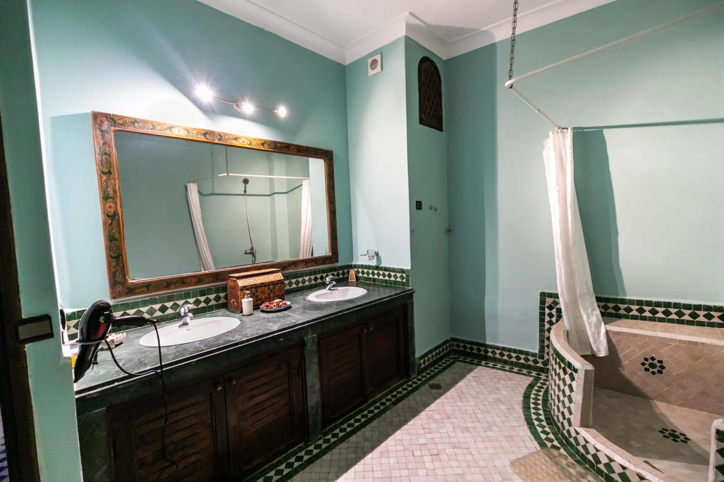 Riad Dar Chrifa - Luxury Escape