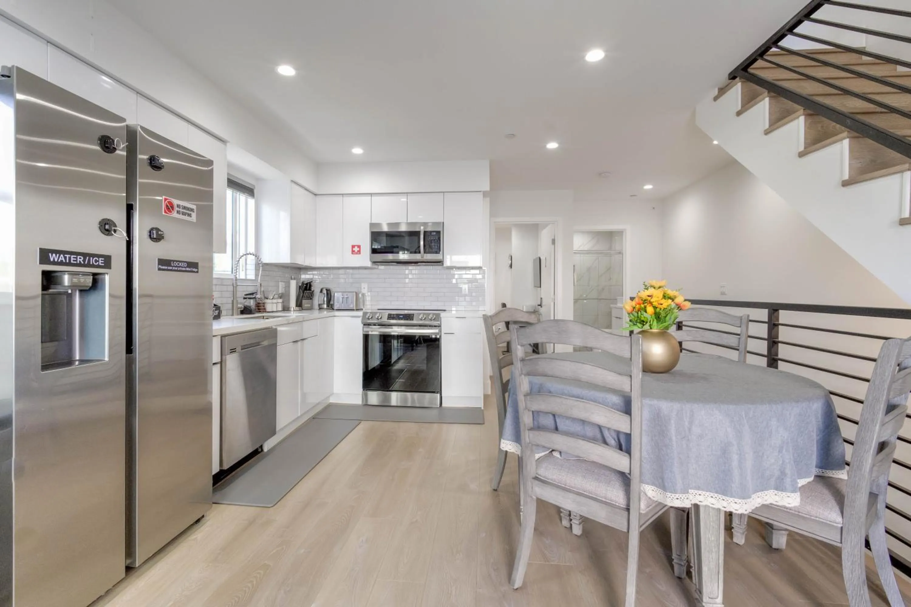 Kitchen or kitchenette in Modern Apartment in Studio City