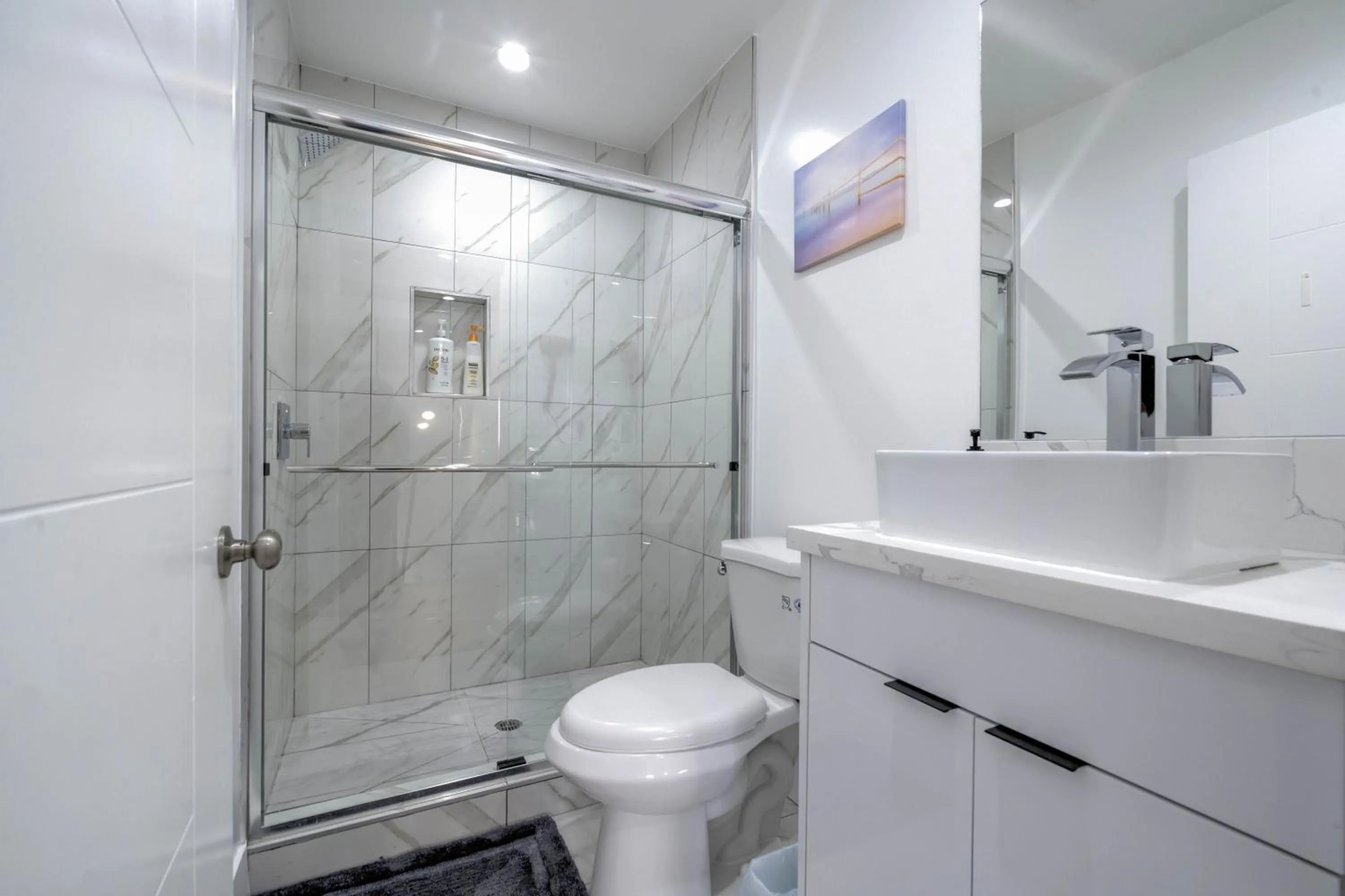 Shower in Modern Apartment in Studio City