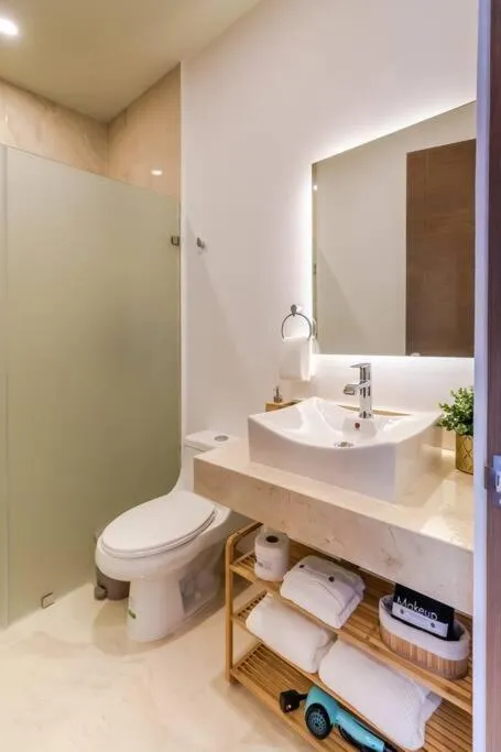 Shower in Luxury Condo, 2BR, Fast Internet, Condo Akul