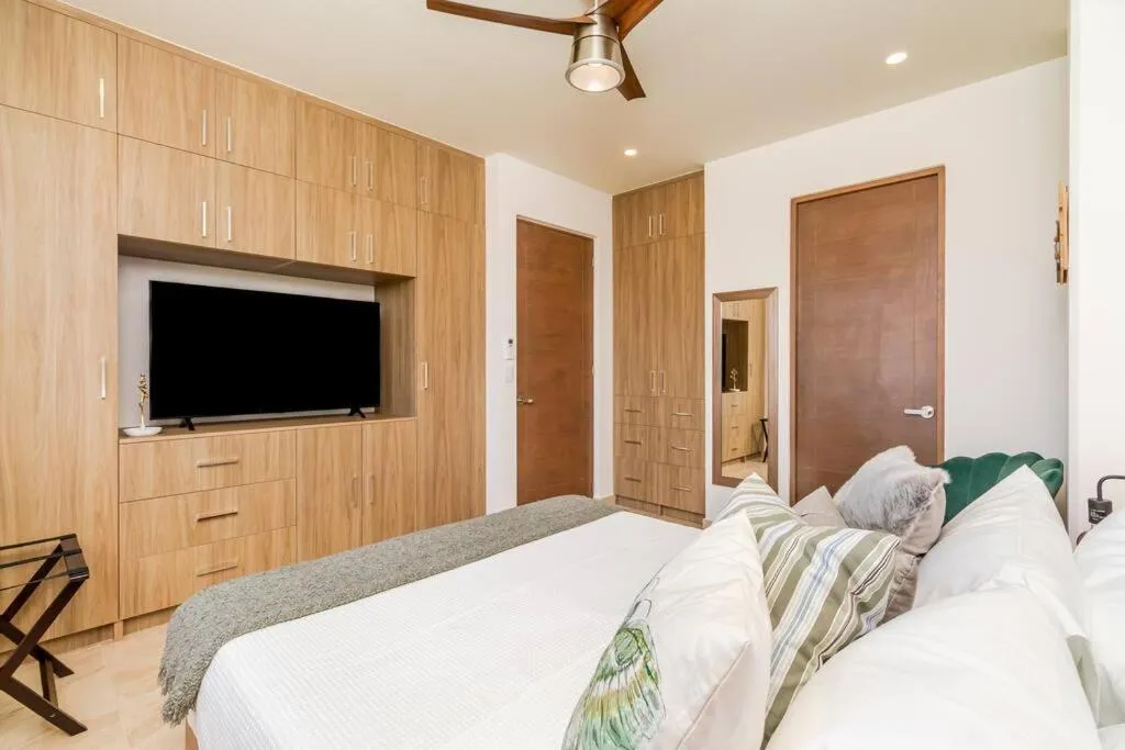 Bed in Luxury Condo, 2BR, Fast Internet, Condo Akul