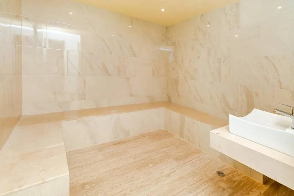 Spa and wellness centre/facilities in Luxury Condo, 2BR, Fast Internet, Condo Akul