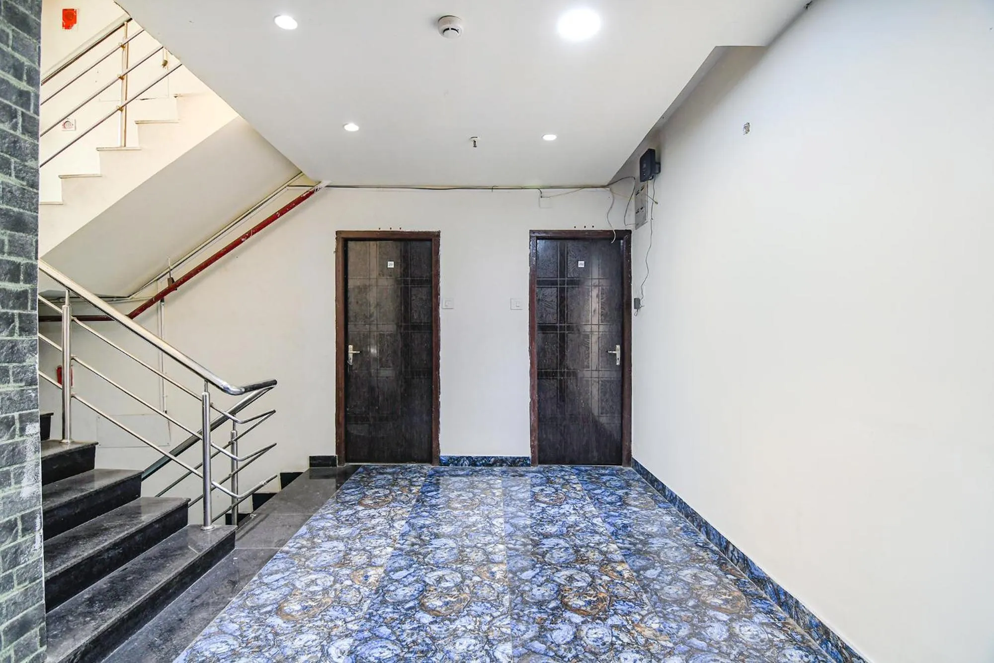 Lobby or reception in FabHotel Grand Hazra Inn - Nr Ballygunge Station