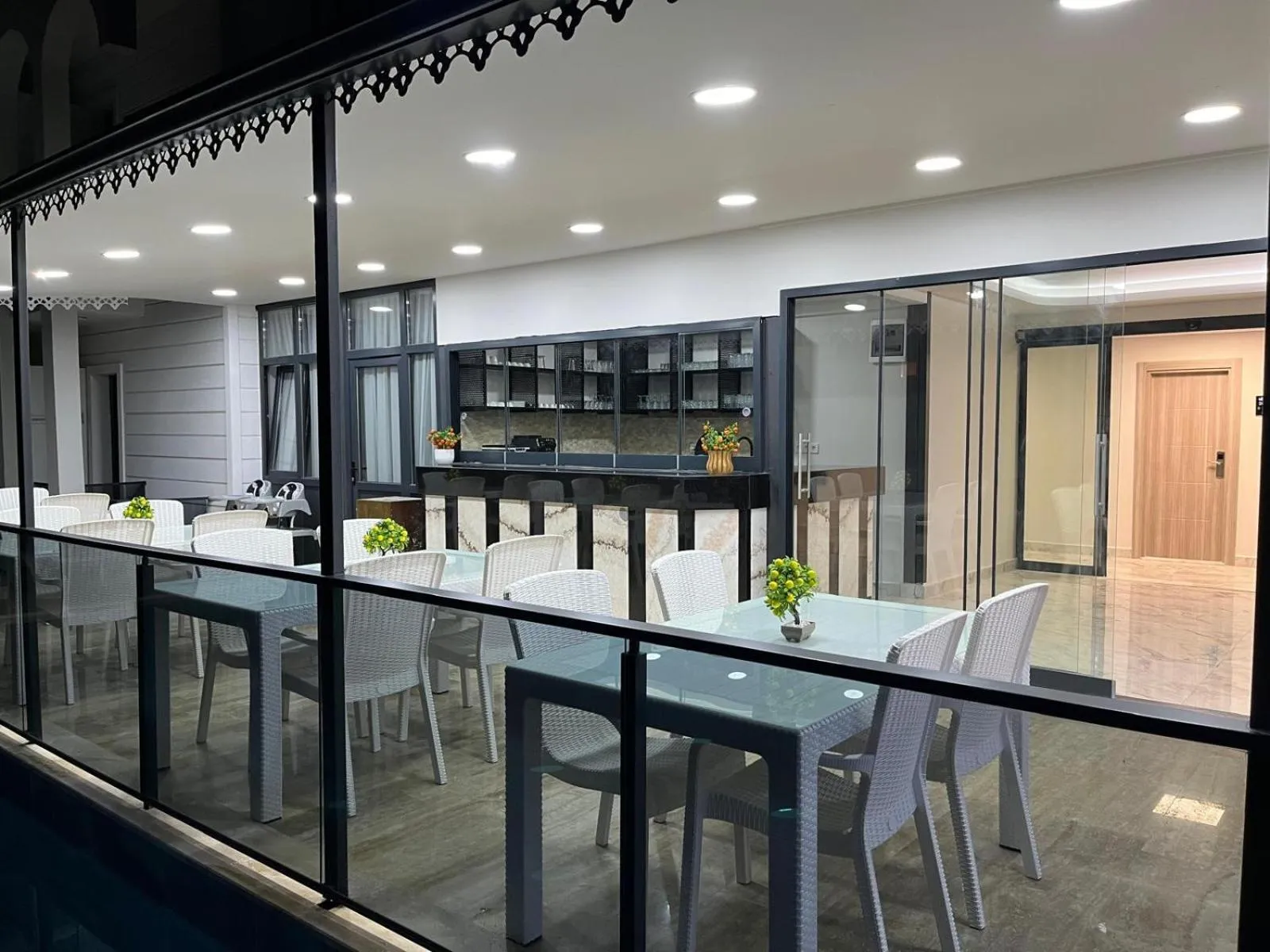 Restaurant/places to eat in Jest Hotel