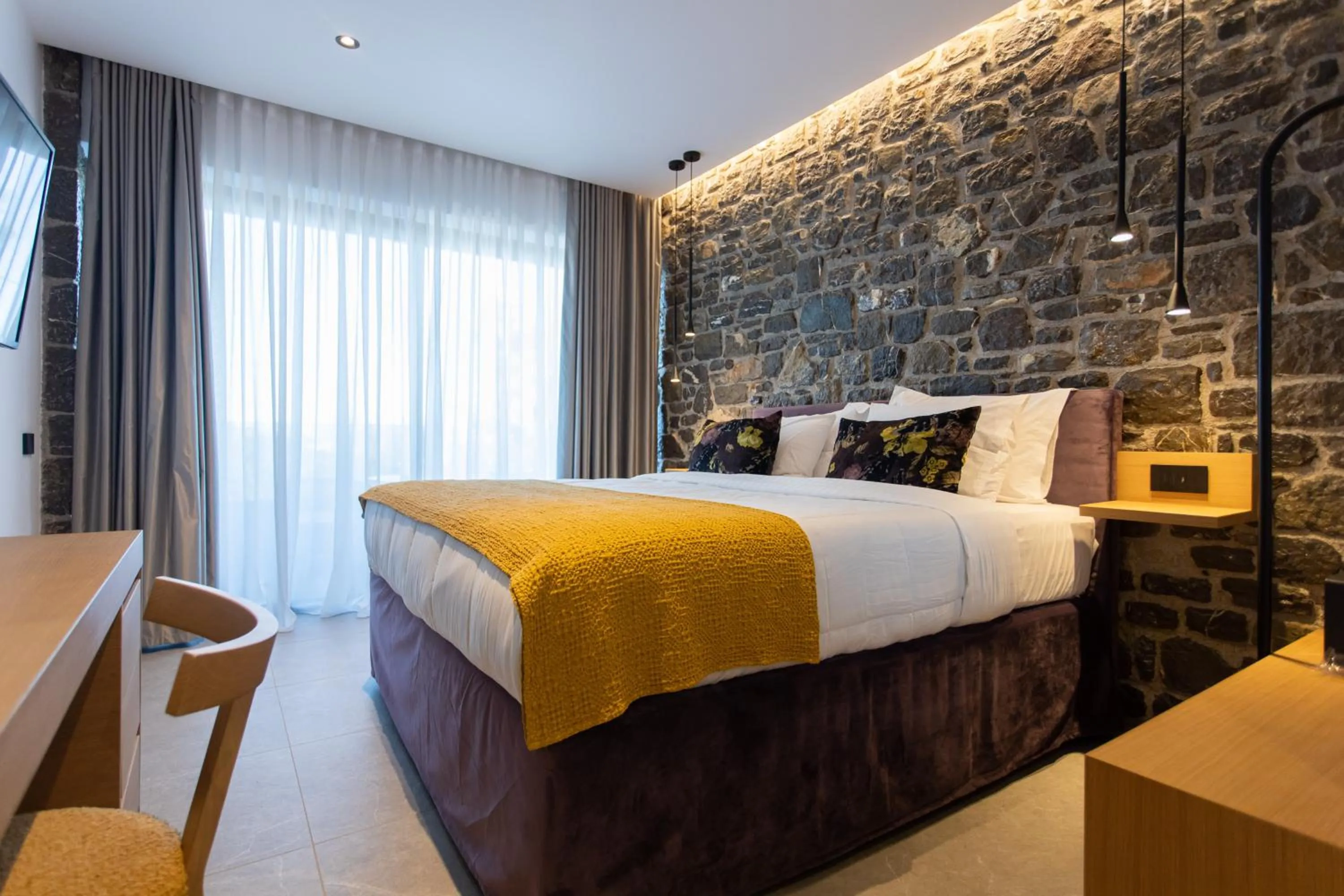 Photo of the whole room, Bed in Opal Executive Suites