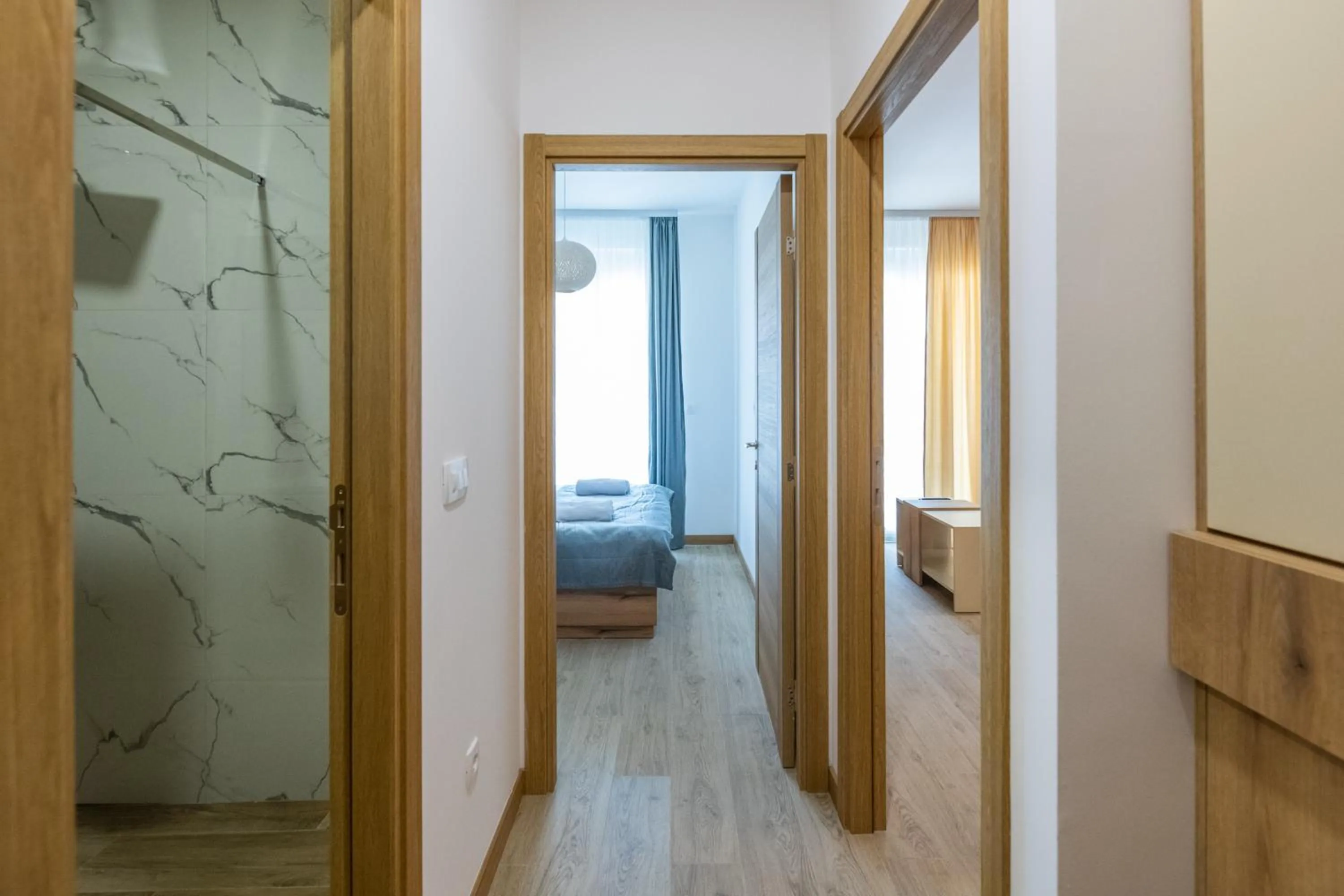 Text overlay, Bed in Pini Apart-hotel