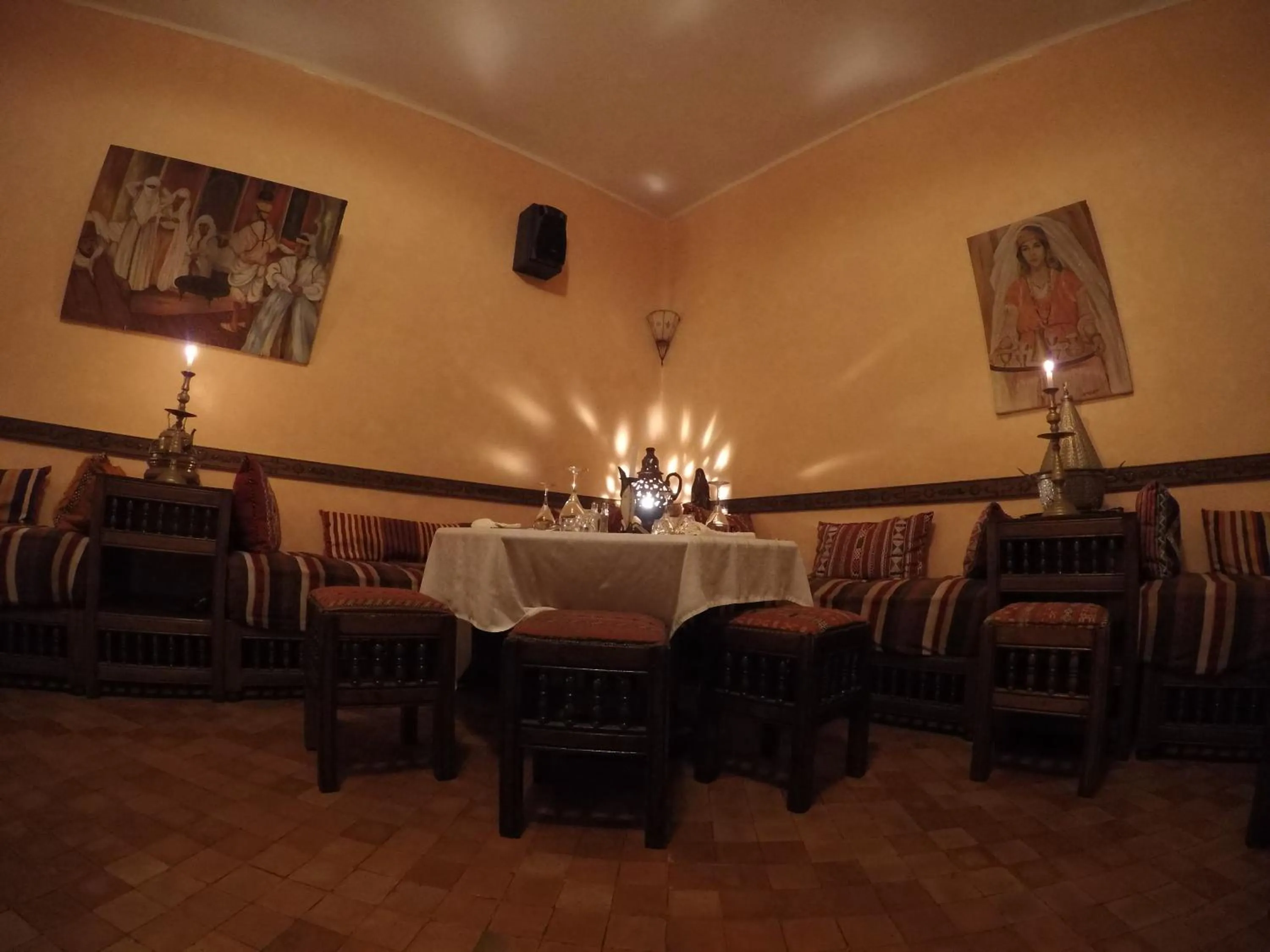 Restaurant/places to eat in Riad Zahra