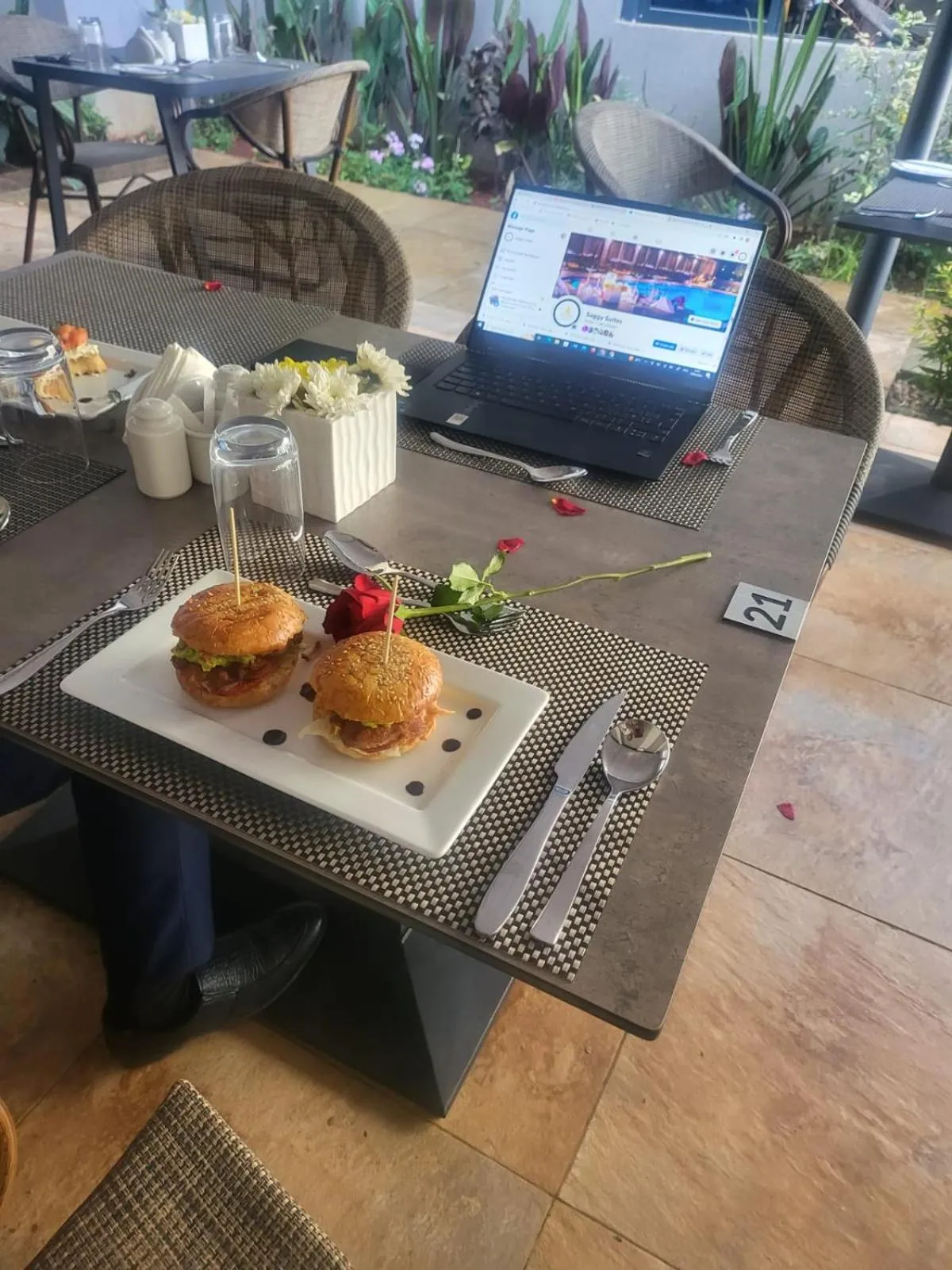 Food and drinks in Saggys Suites Hotel & Spa