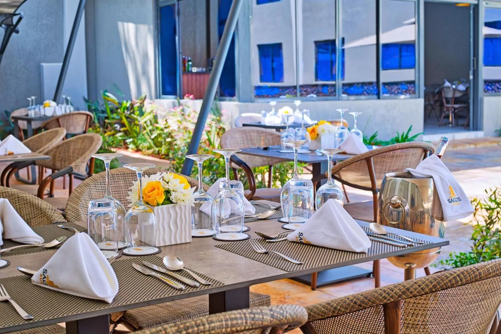 Restaurant/places to eat in Saggys Suites Hotel & Spa