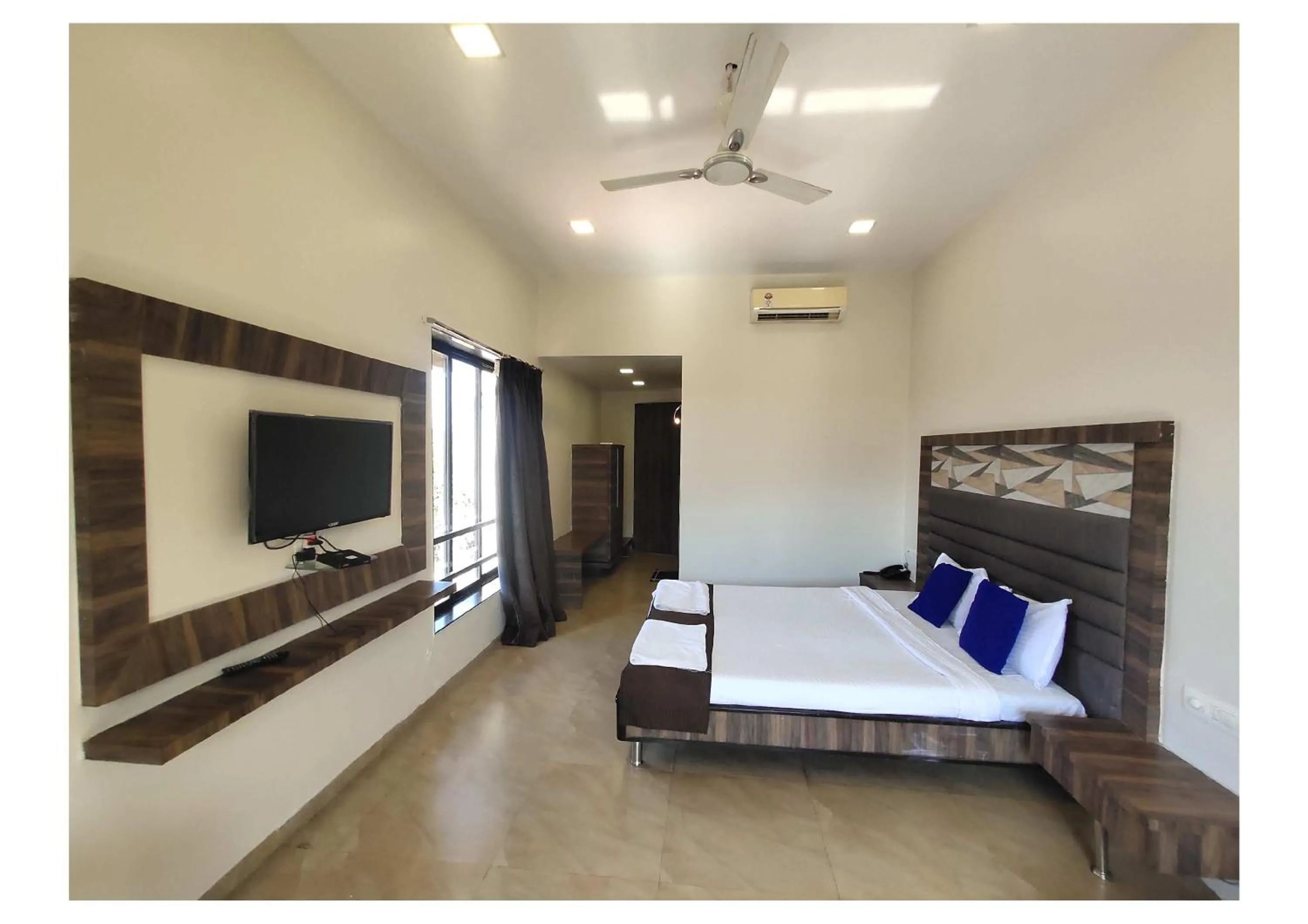 Bed in Hotel Lalit inn