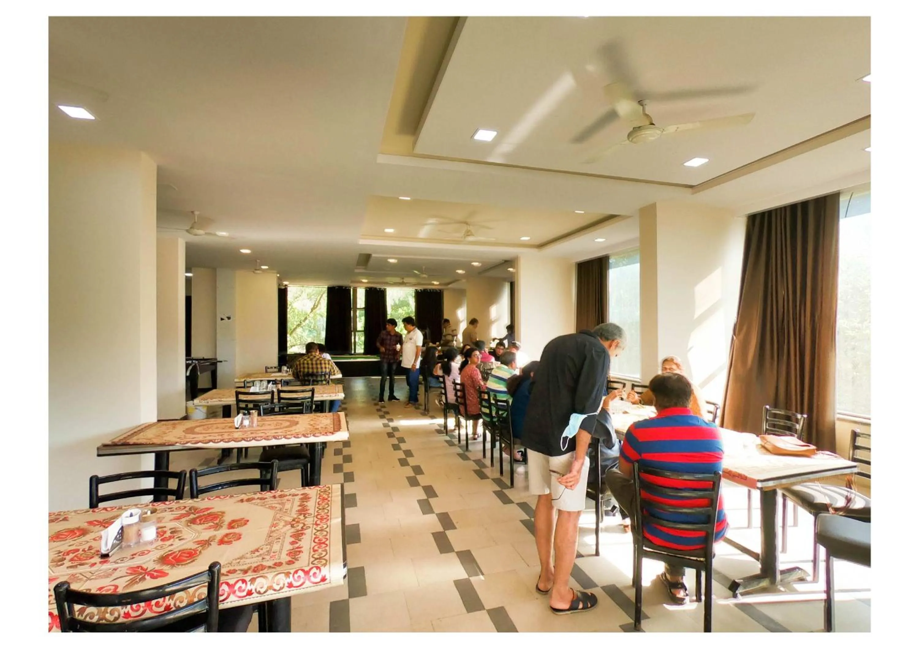 Restaurant/places to eat in Hotel Lalit inn