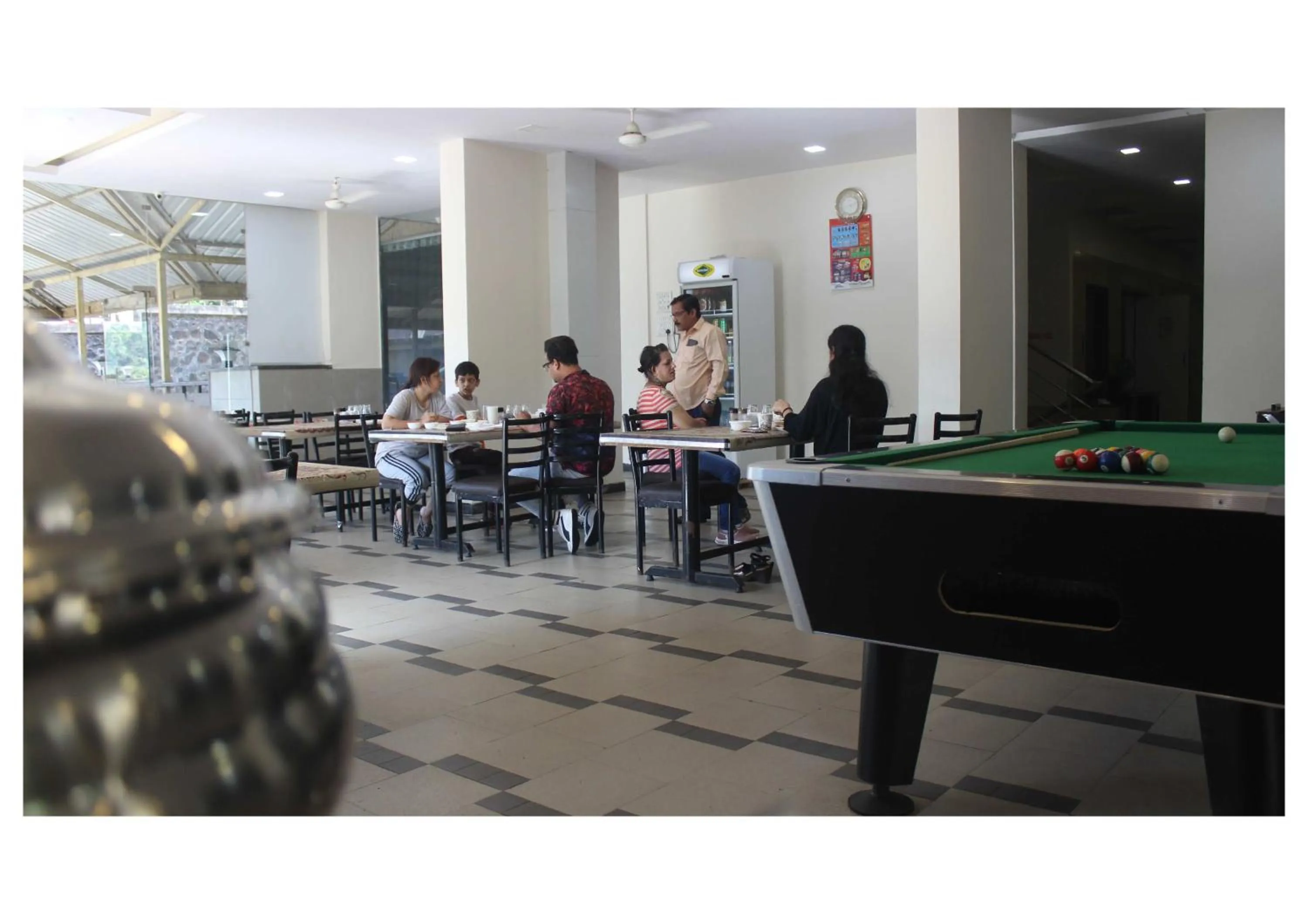 Restaurant/places to eat in Hotel Lalit inn