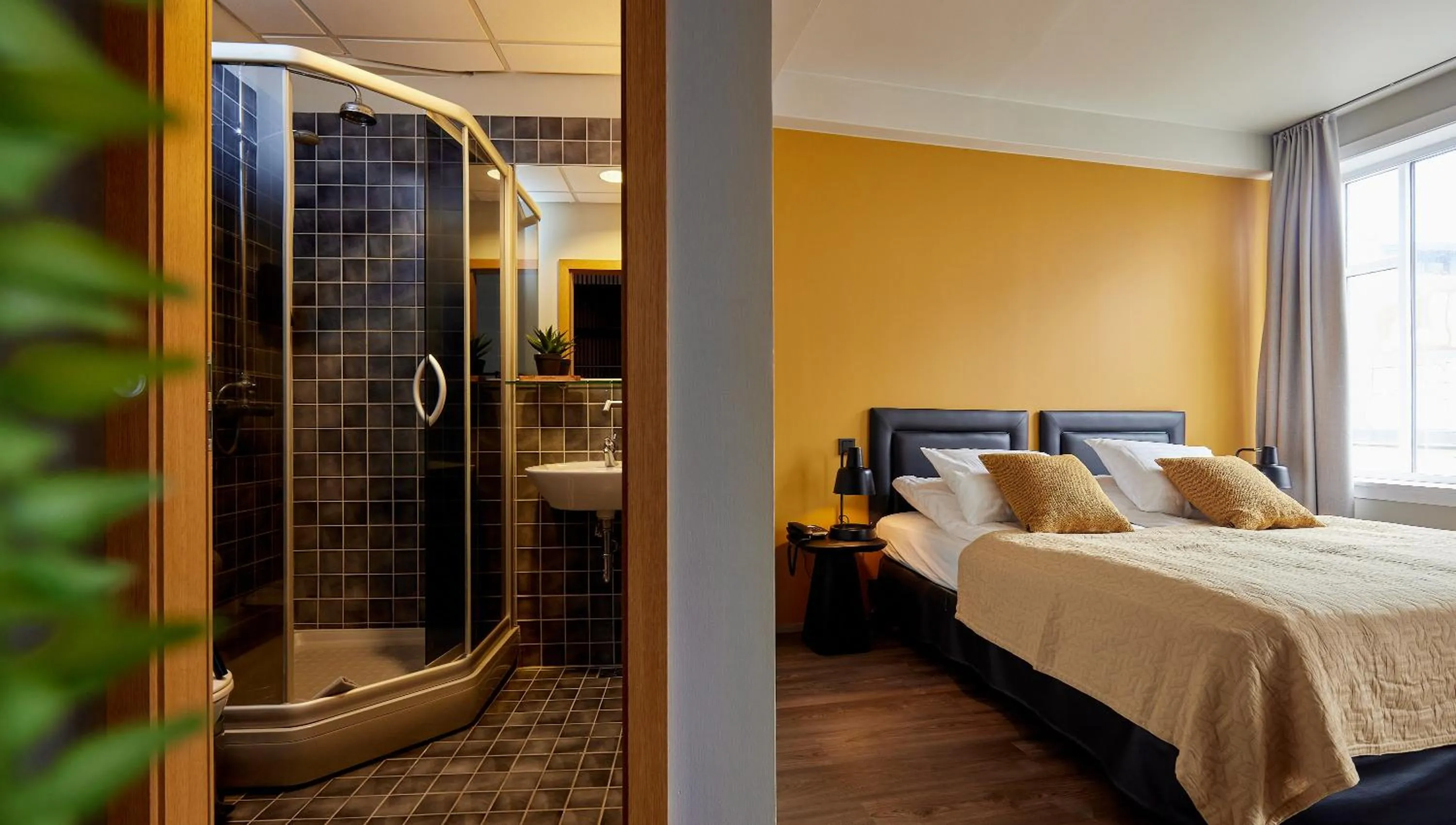 Shower, Bed in Hotel Frón