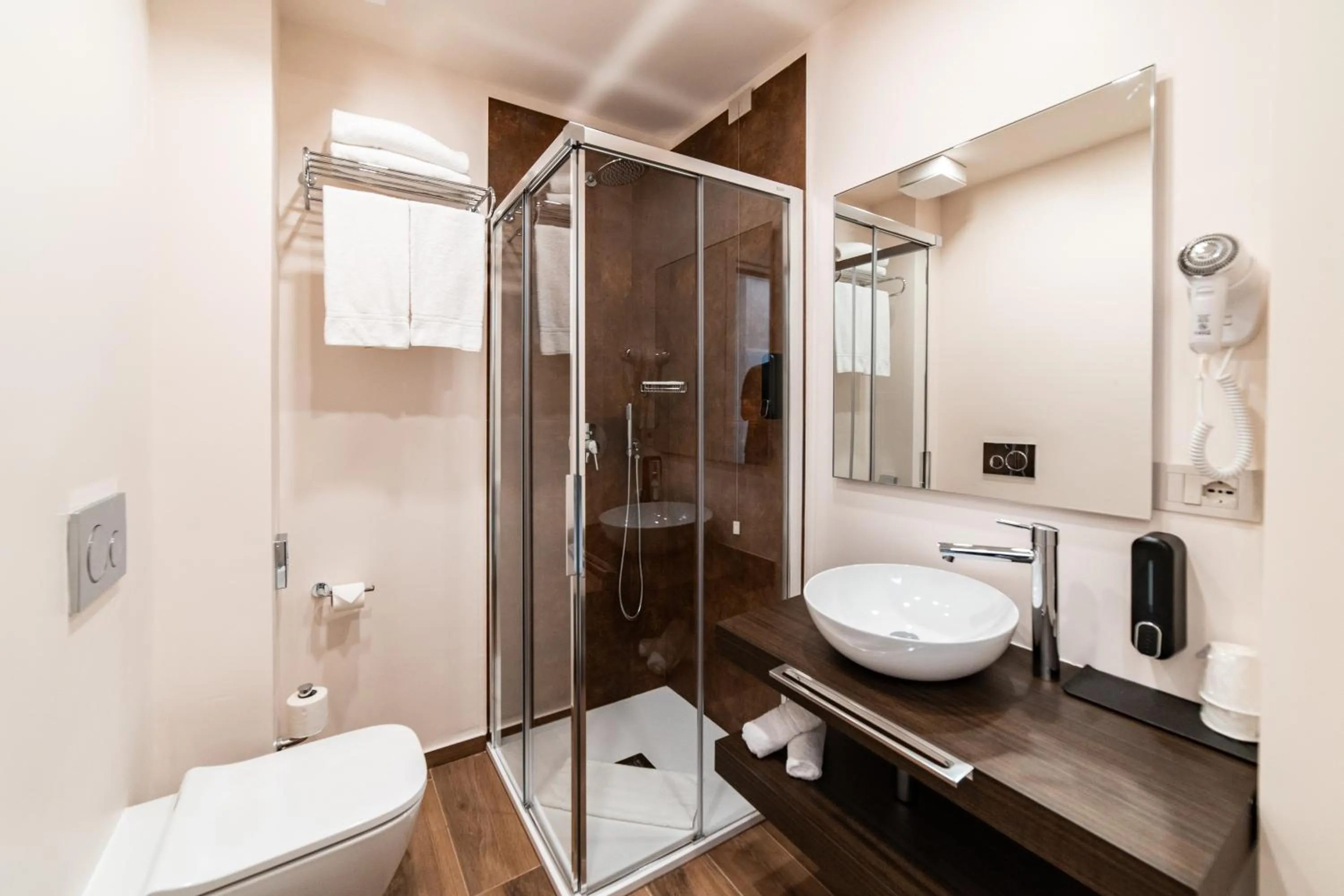 Shower in Hotel del Conte