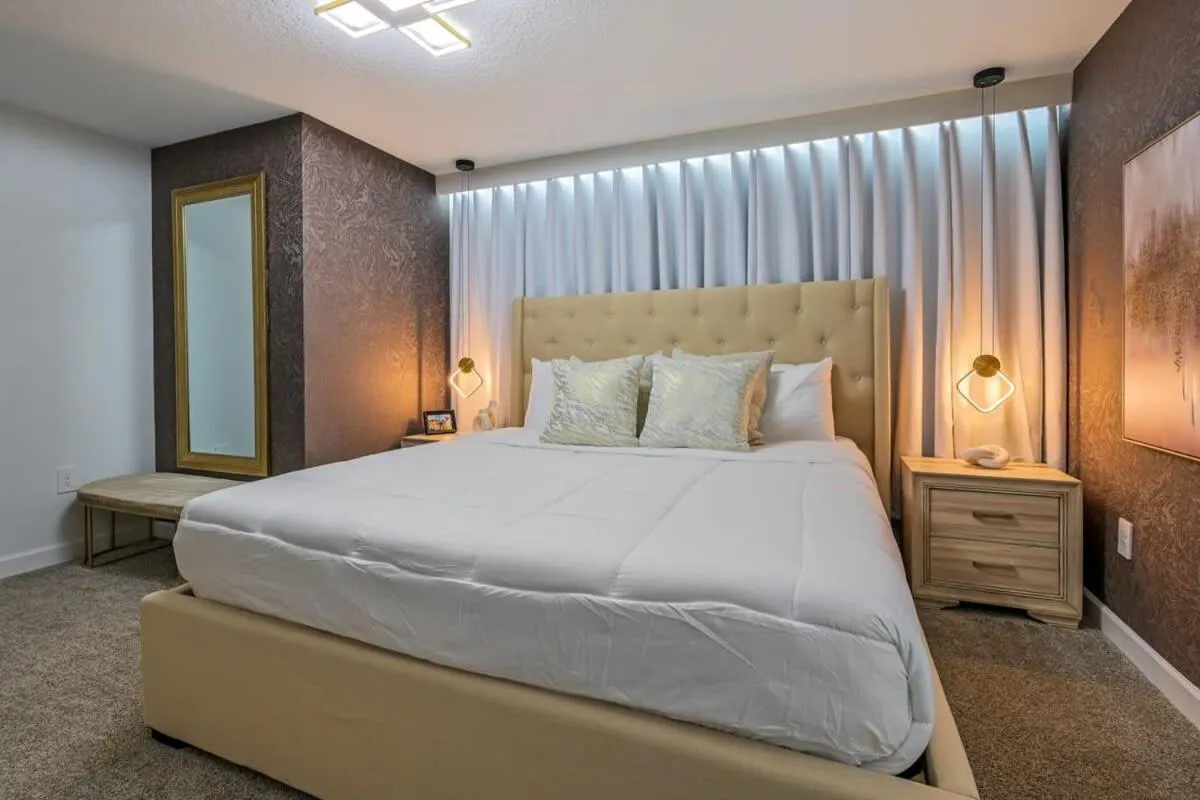 Bed in Brand New Corner Lot Pond View Vacation Home