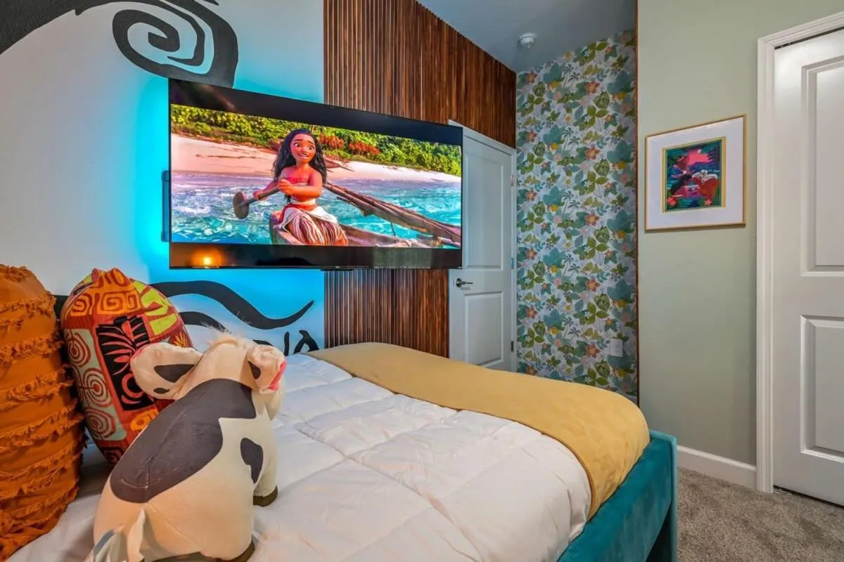 Bed in Brand New Corner Lot Pond View Vacation Home