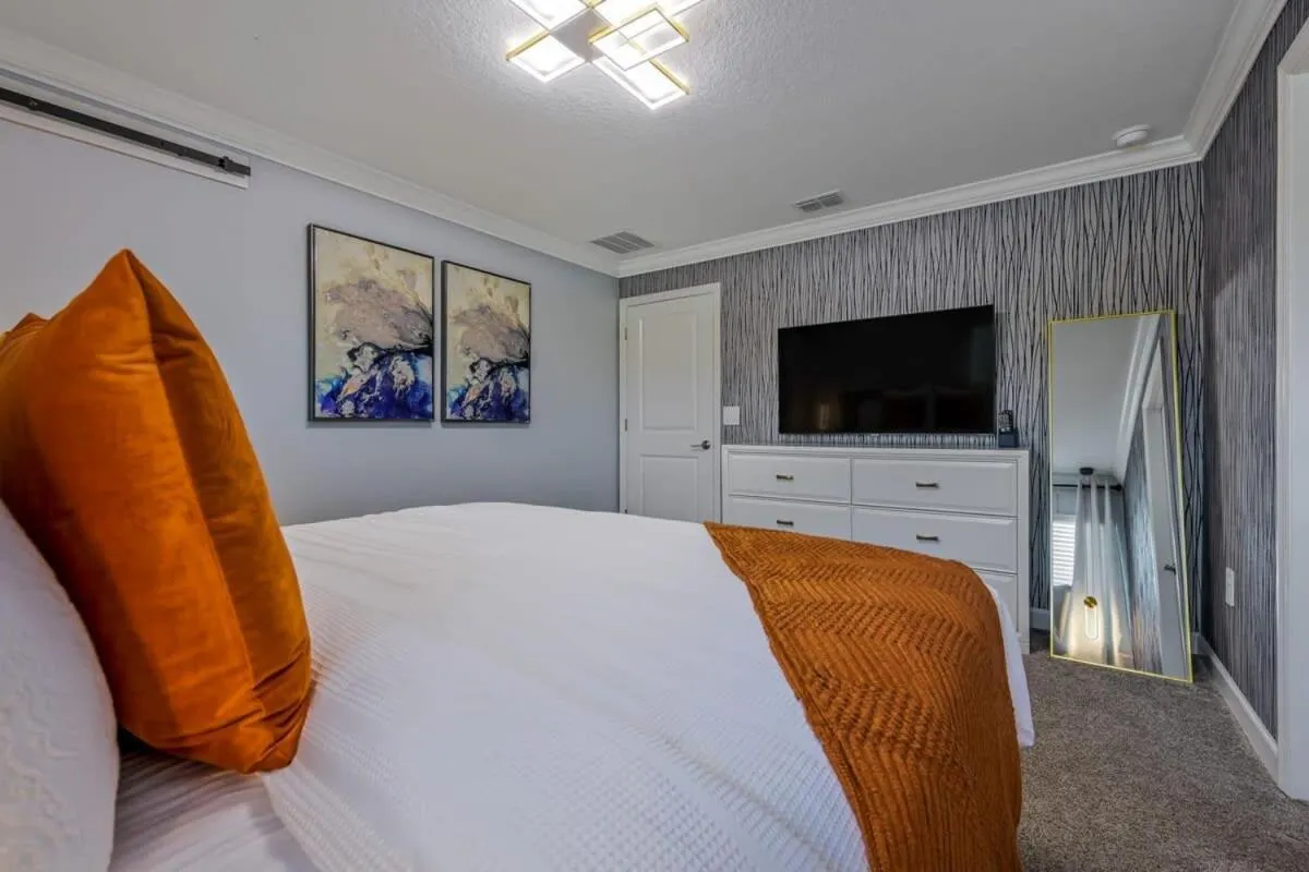 Bed in Brand New Corner Lot Pond View Vacation Home