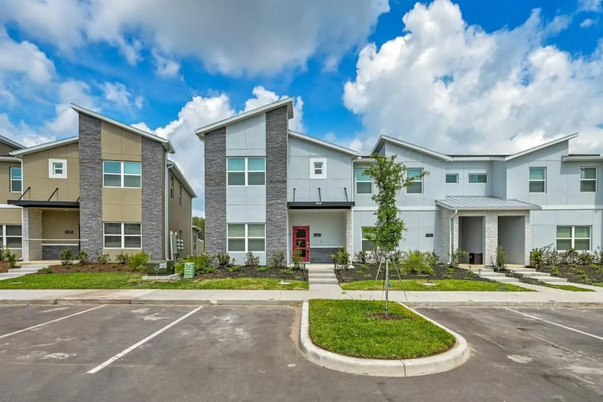 Brand New Corner Lot Pond View Vacation Home