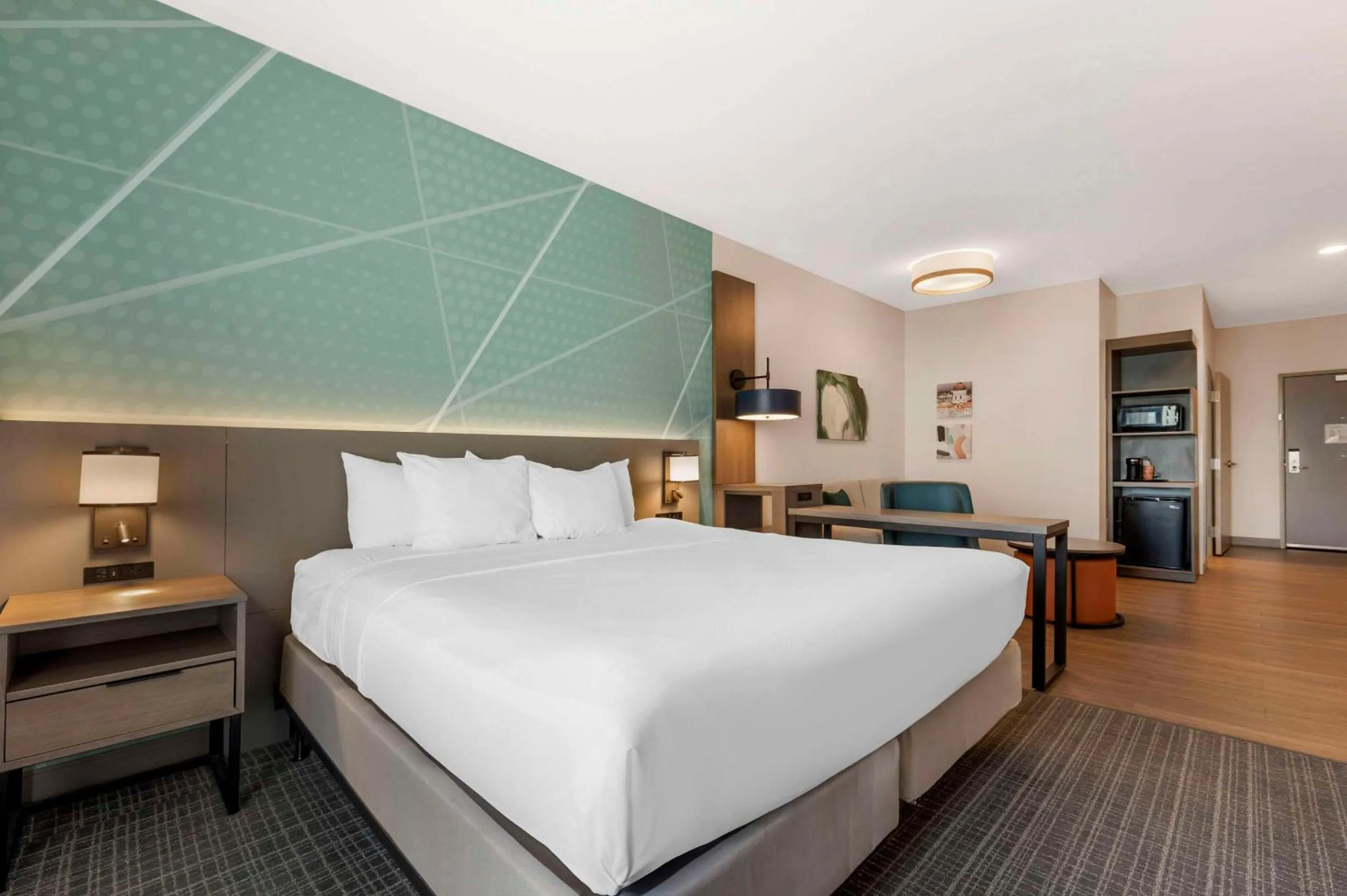 Bedroom, Bed in Comfort Suites