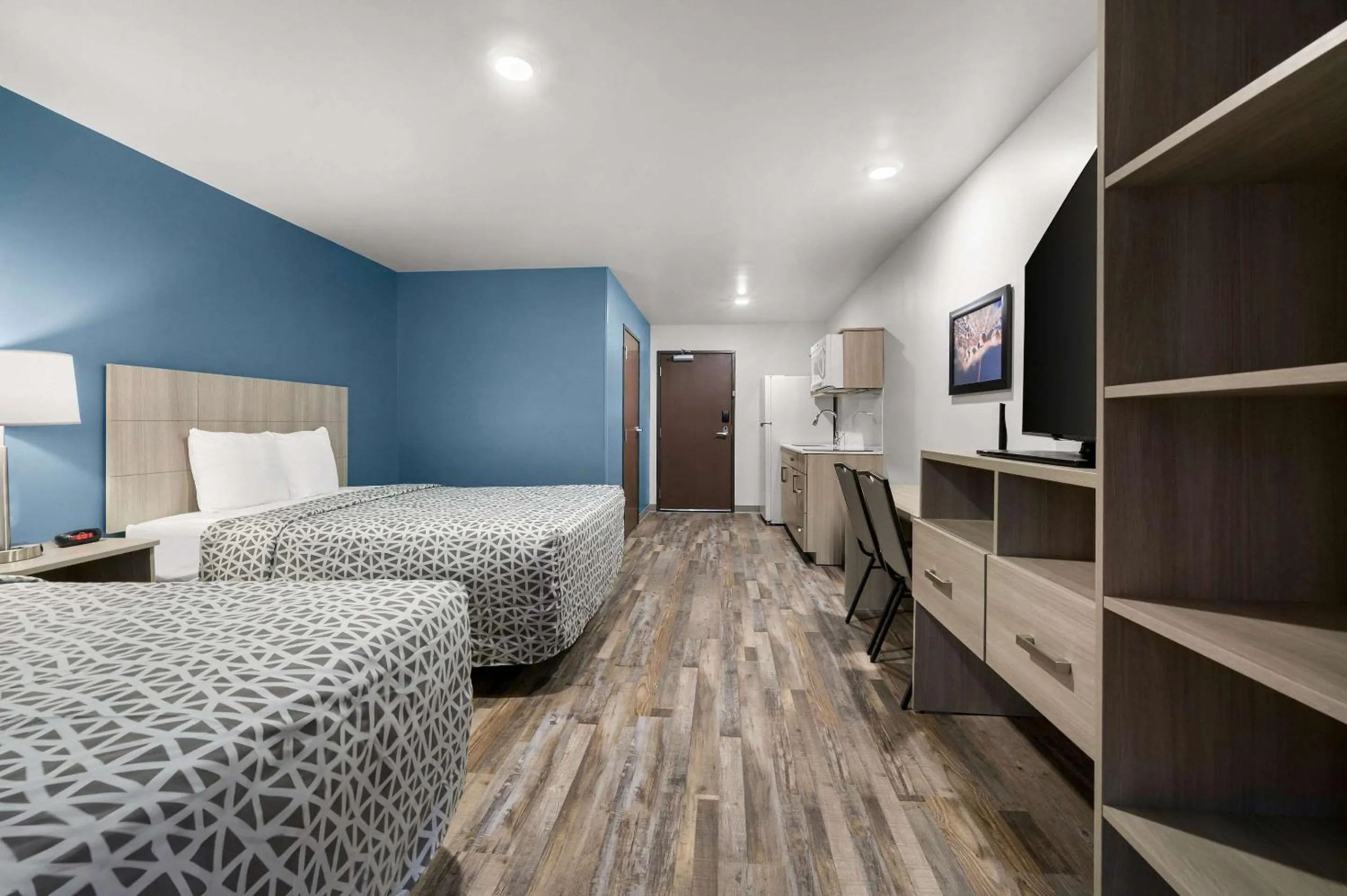 Photo of the whole room, Bed in WoodSpring Suites Dearborn Detroit