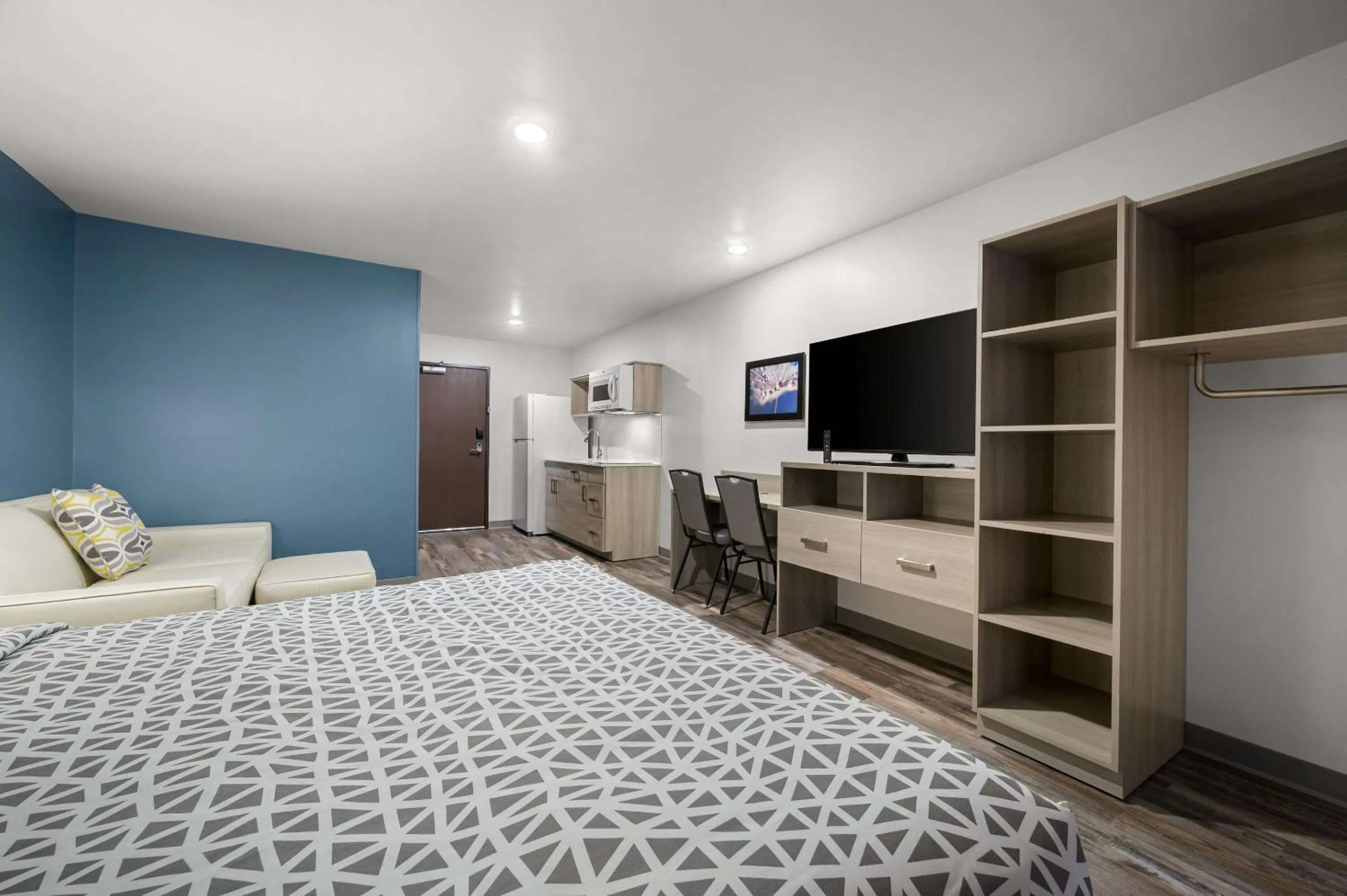 Photo of the whole room, Bed in WoodSpring Suites Dearborn Detroit