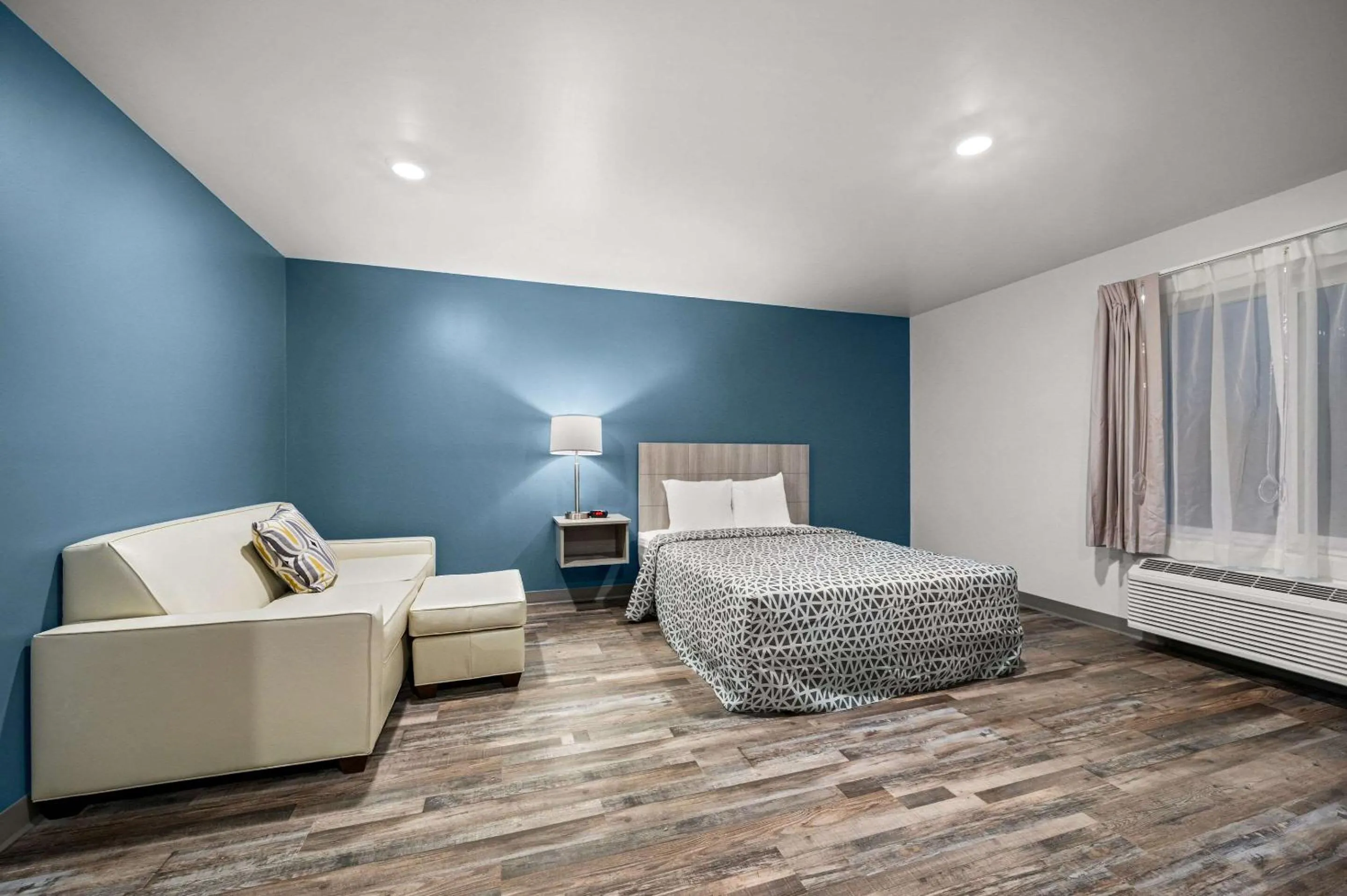 Seating area, Bed in WoodSpring Suites Dearborn Detroit