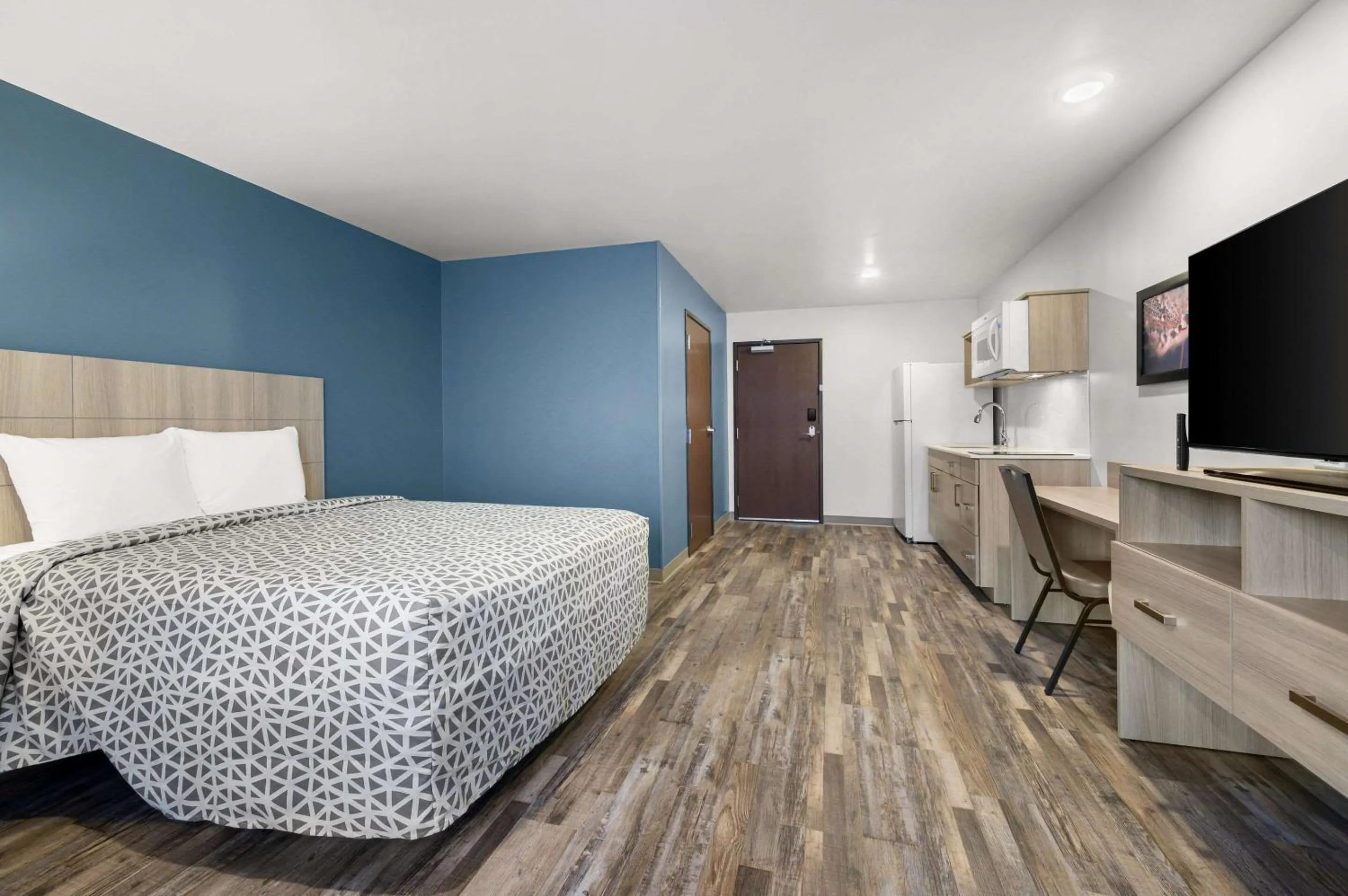 Photo of the whole room, Bed in WoodSpring Suites Dearborn Detroit