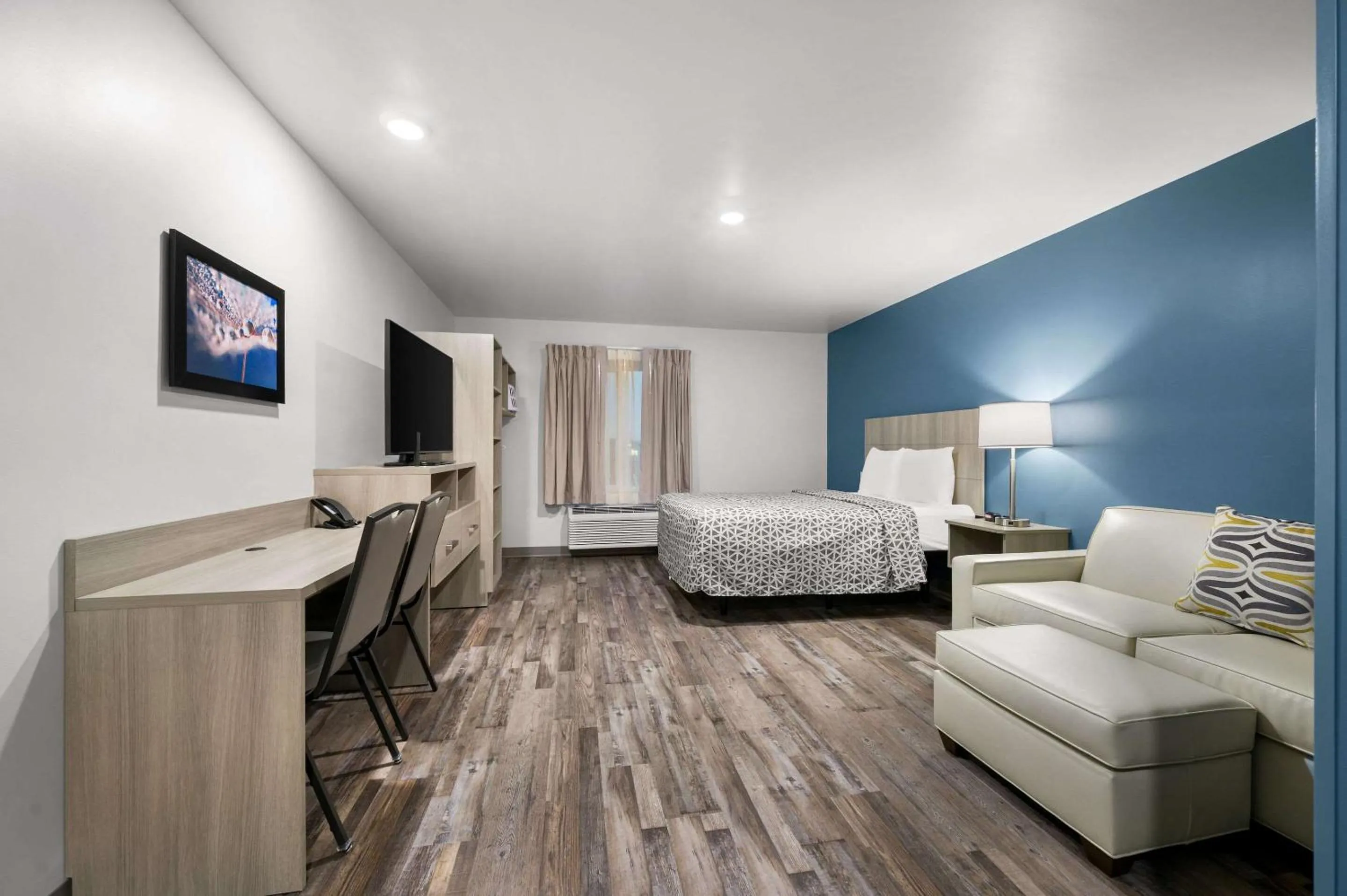 Photo of the whole room, Bed in WoodSpring Suites Dearborn Detroit