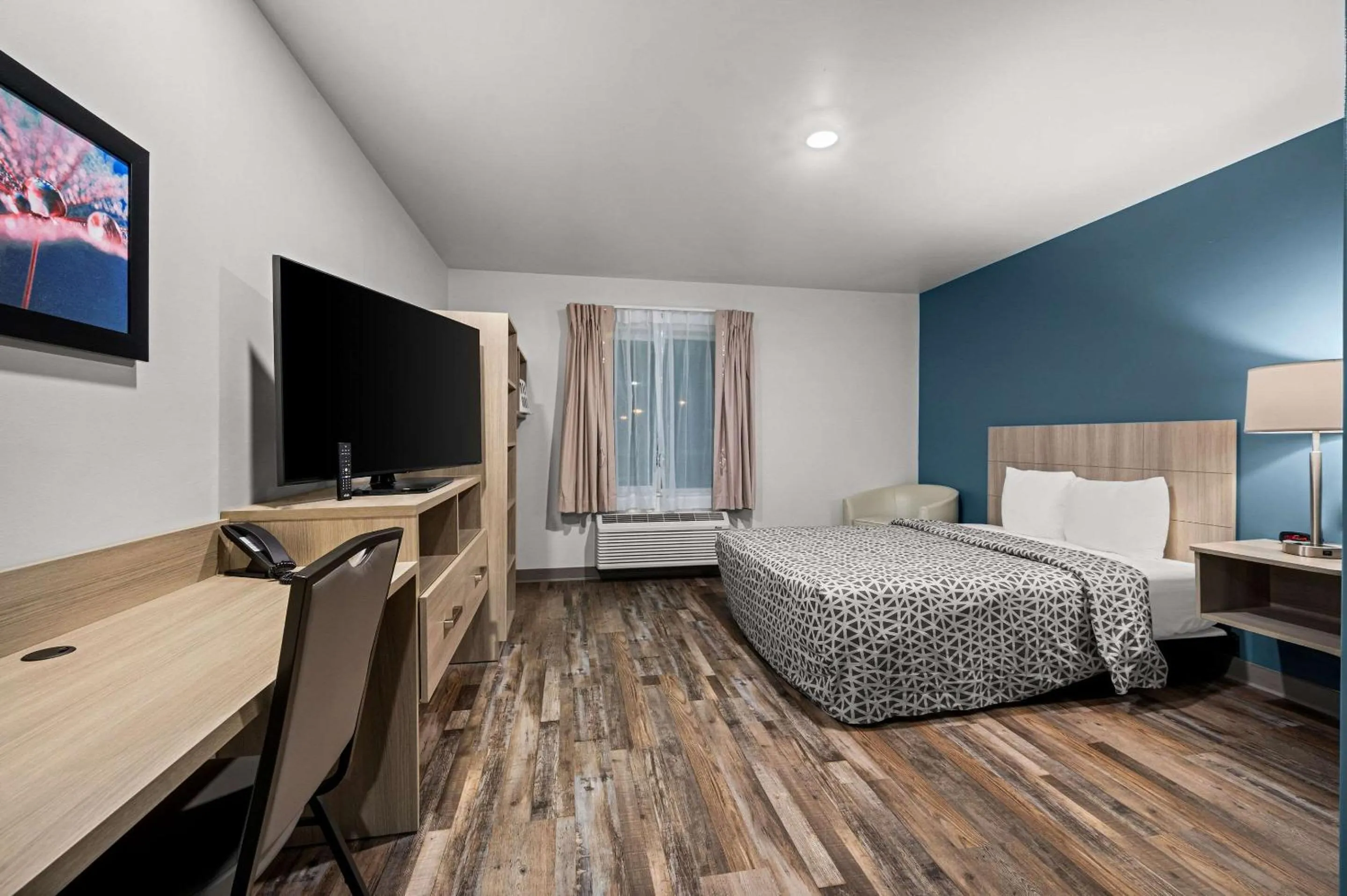 Bed in WoodSpring Suites Dearborn Detroit