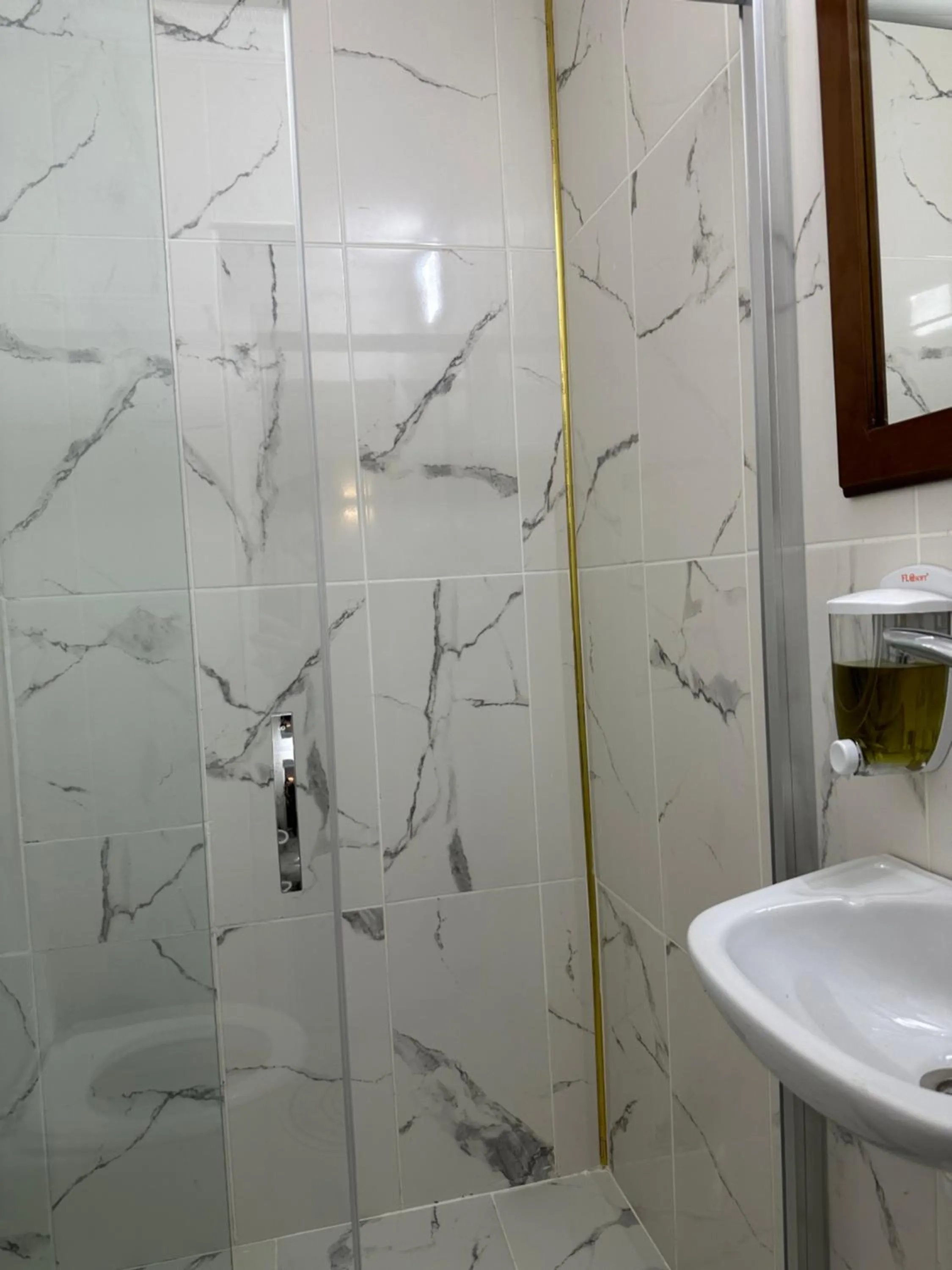 Shower in İSTANBLUE TAKSİM APART HOTEL