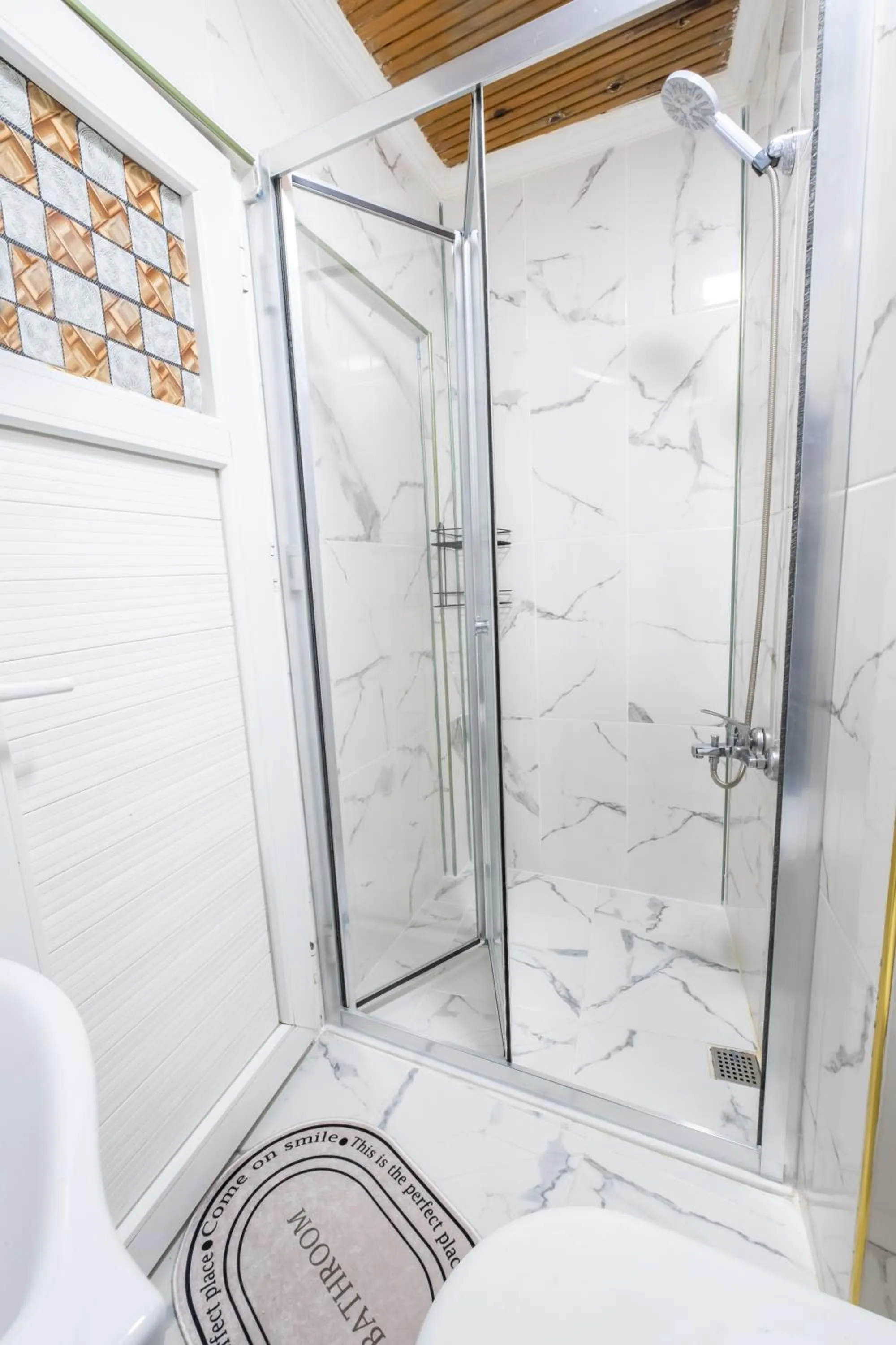 Shower in İSTANBLUE TAKSİM APART HOTEL