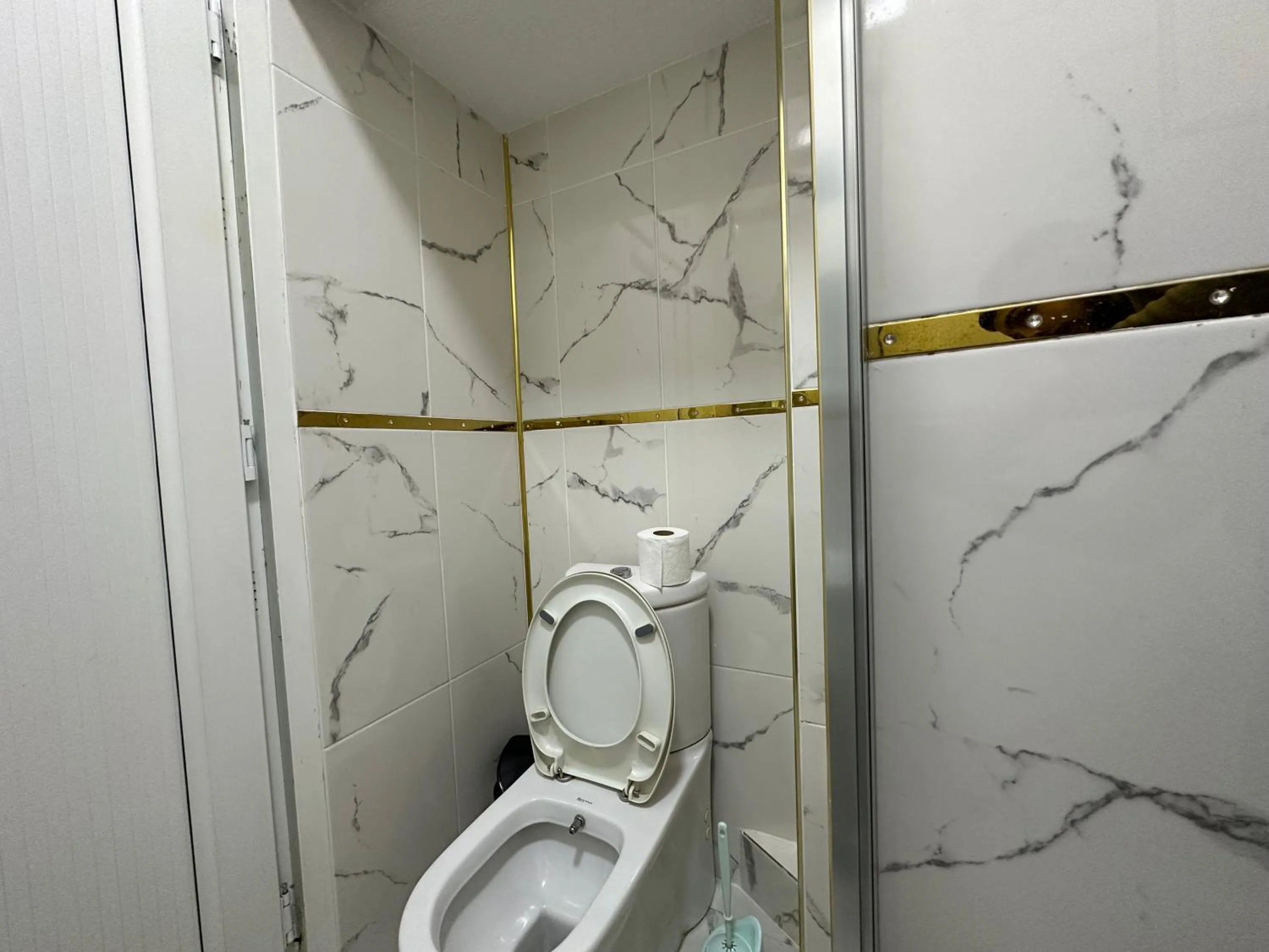 Shower in İSTANBLUE TAKSİM APART HOTEL