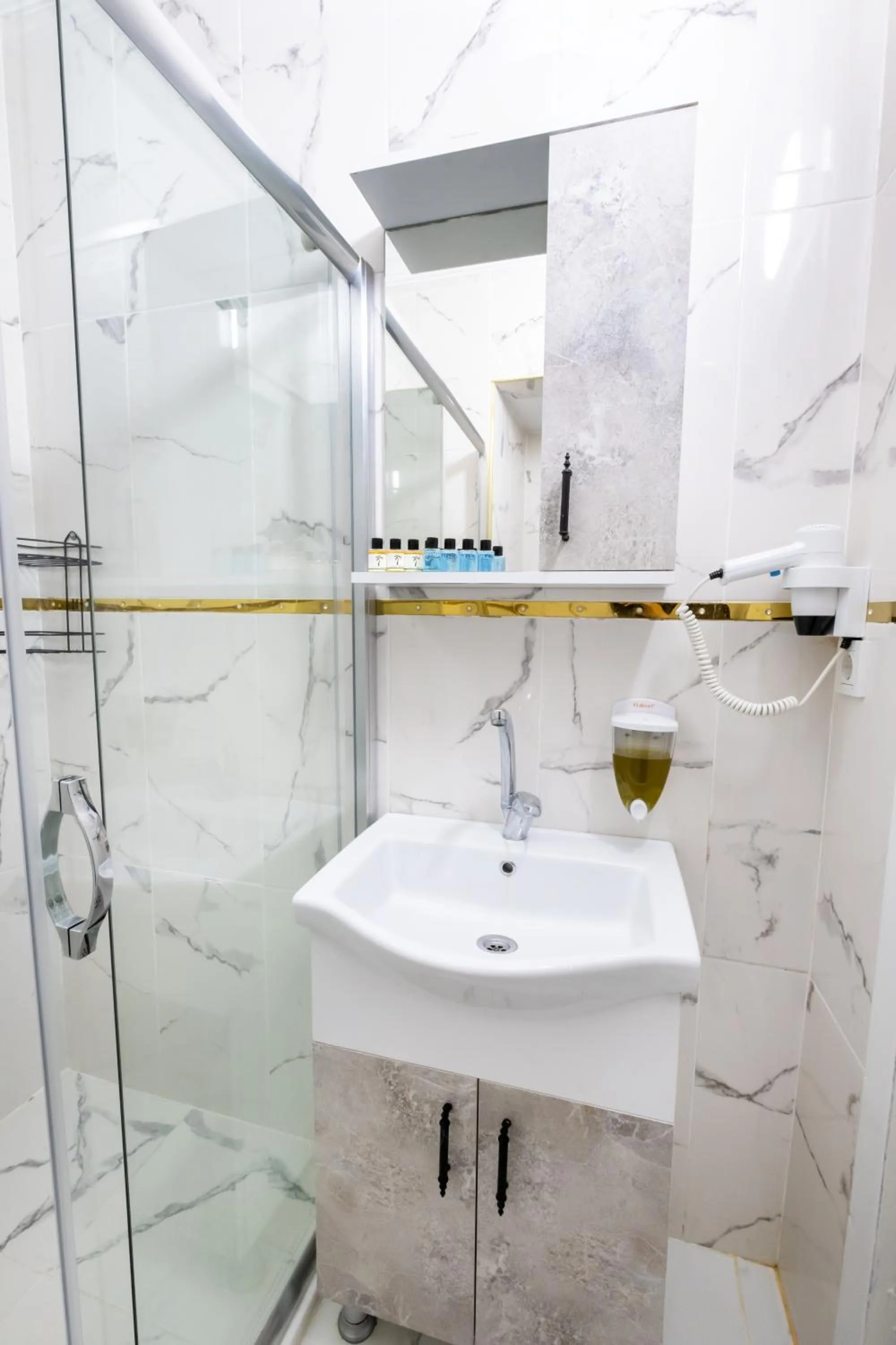 Shower in İSTANBLUE TAKSİM APART HOTEL