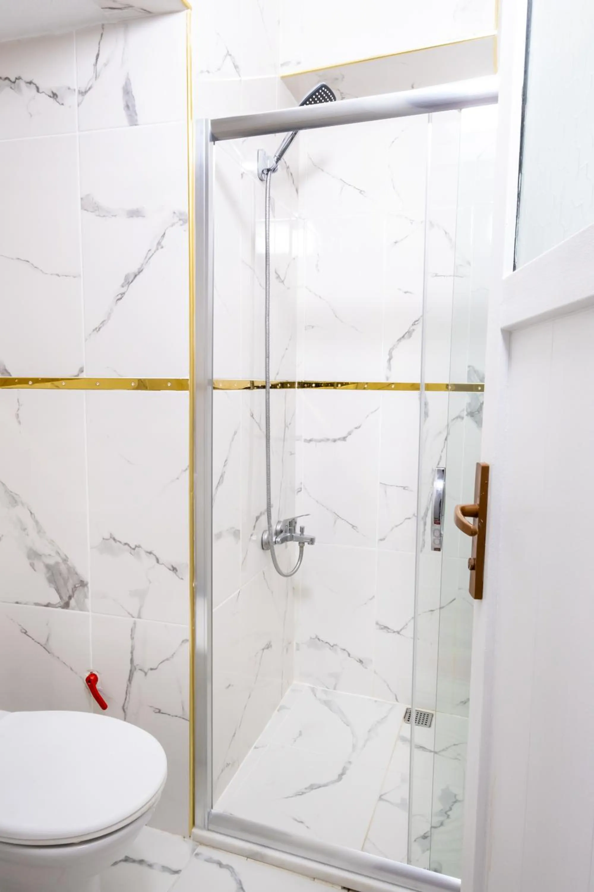 Shower in İSTANBLUE TAKSİM APART HOTEL
