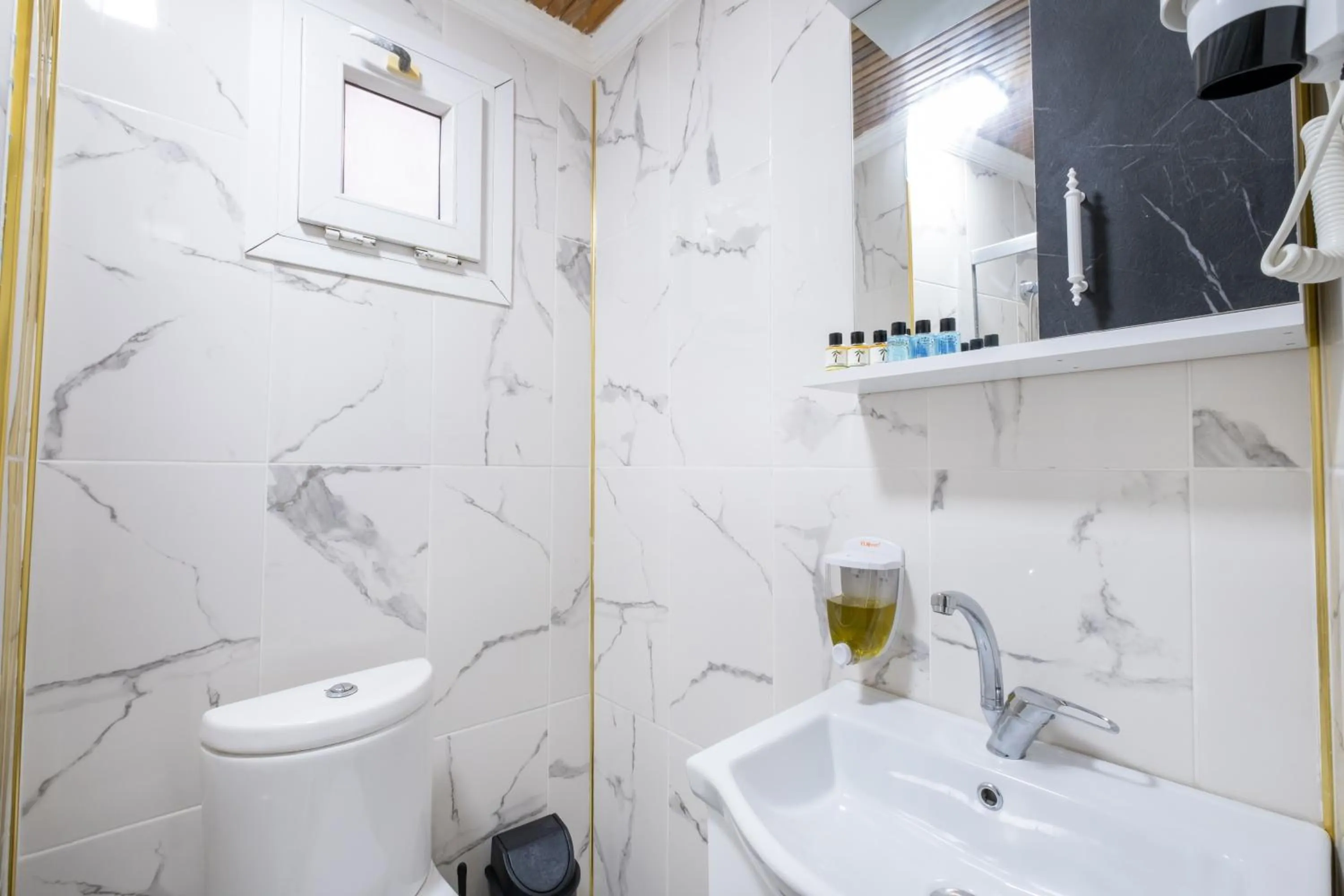 Shower in İSTANBLUE TAKSİM APART HOTEL