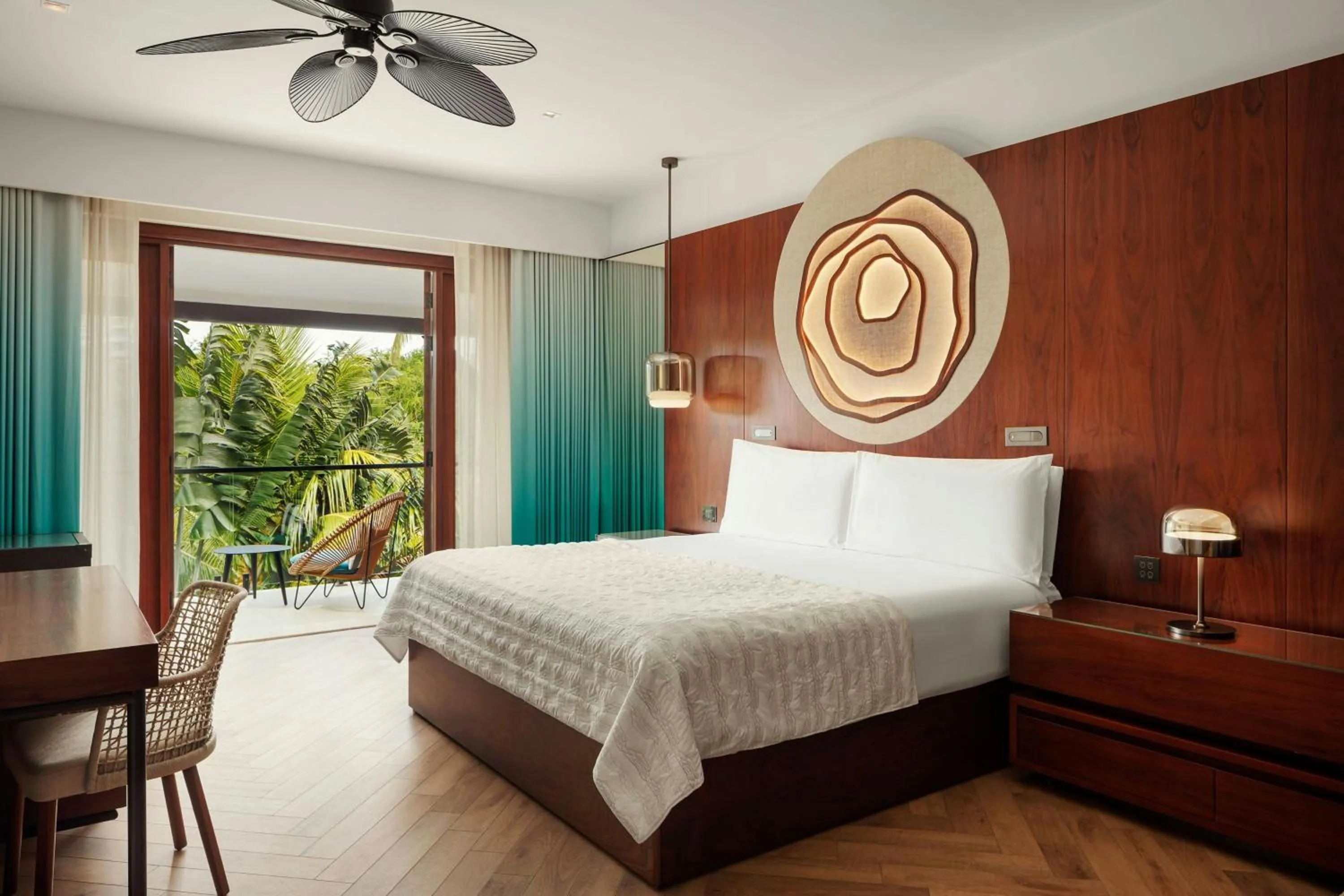 Photo of the whole room, Bed in Le Meridien Ile Maurice