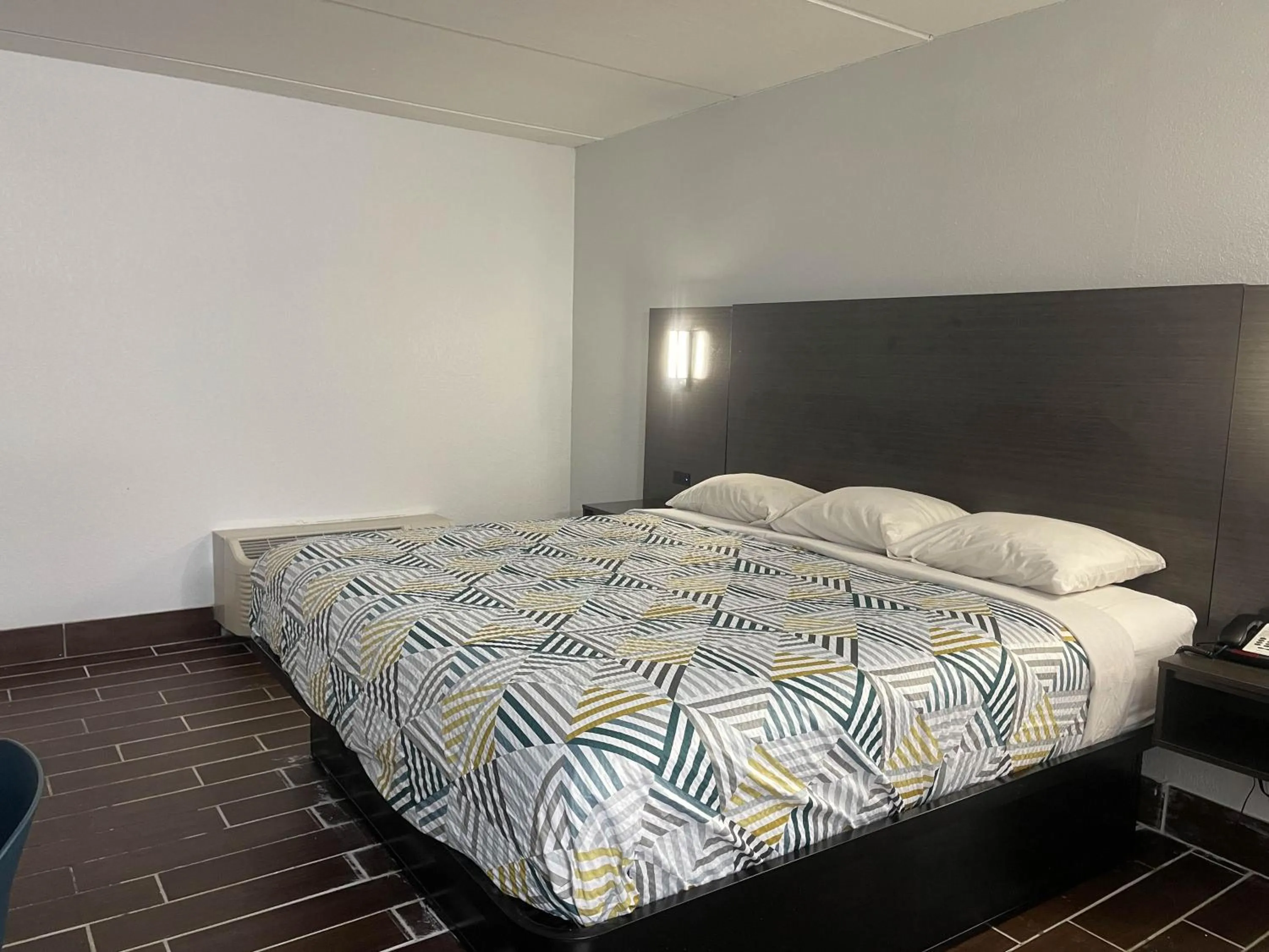 Bed in Studio 6 Stockbridge GA Hwy 138 W