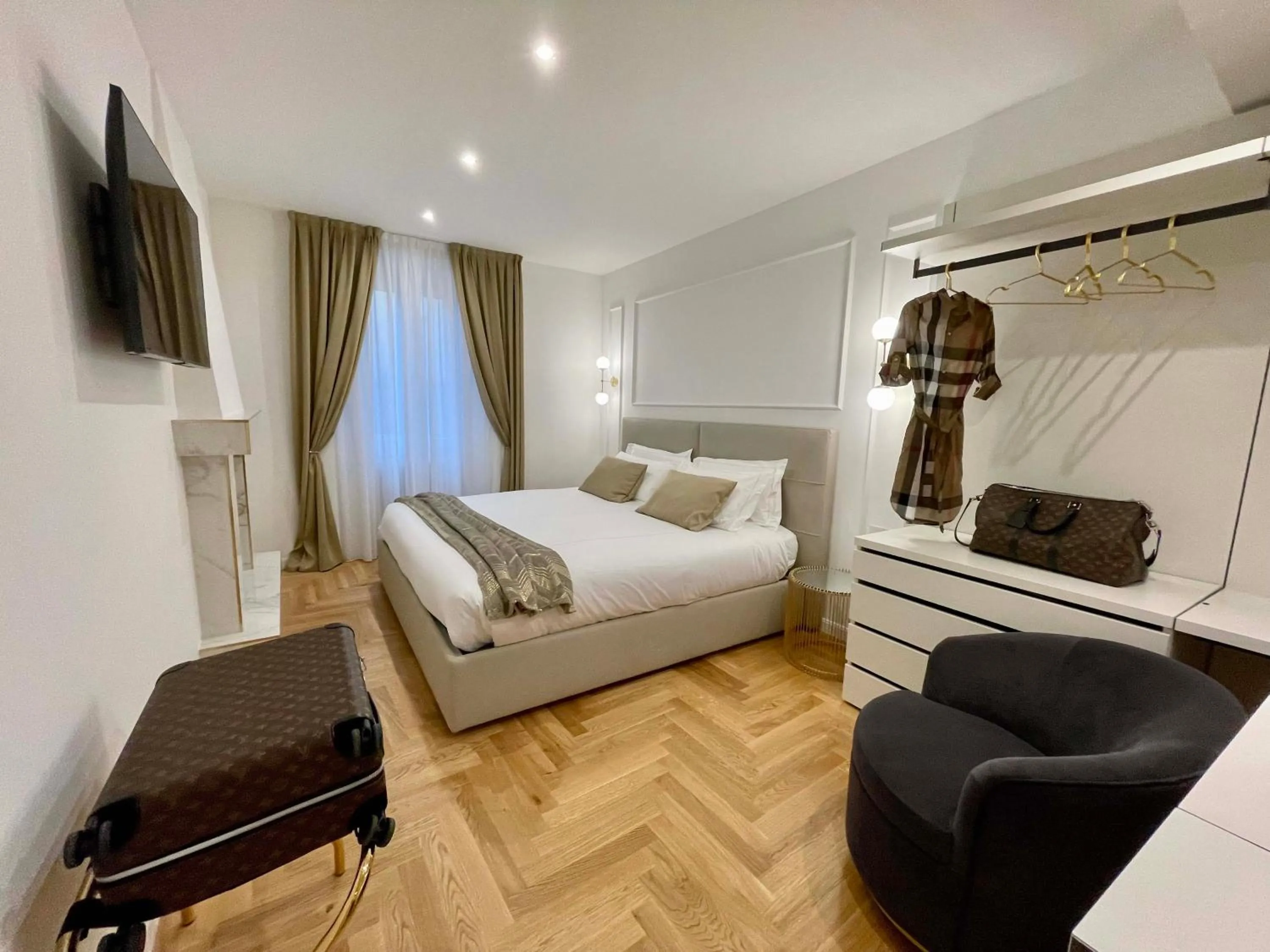 Bed in Bellagio Luxury Suites Apartments