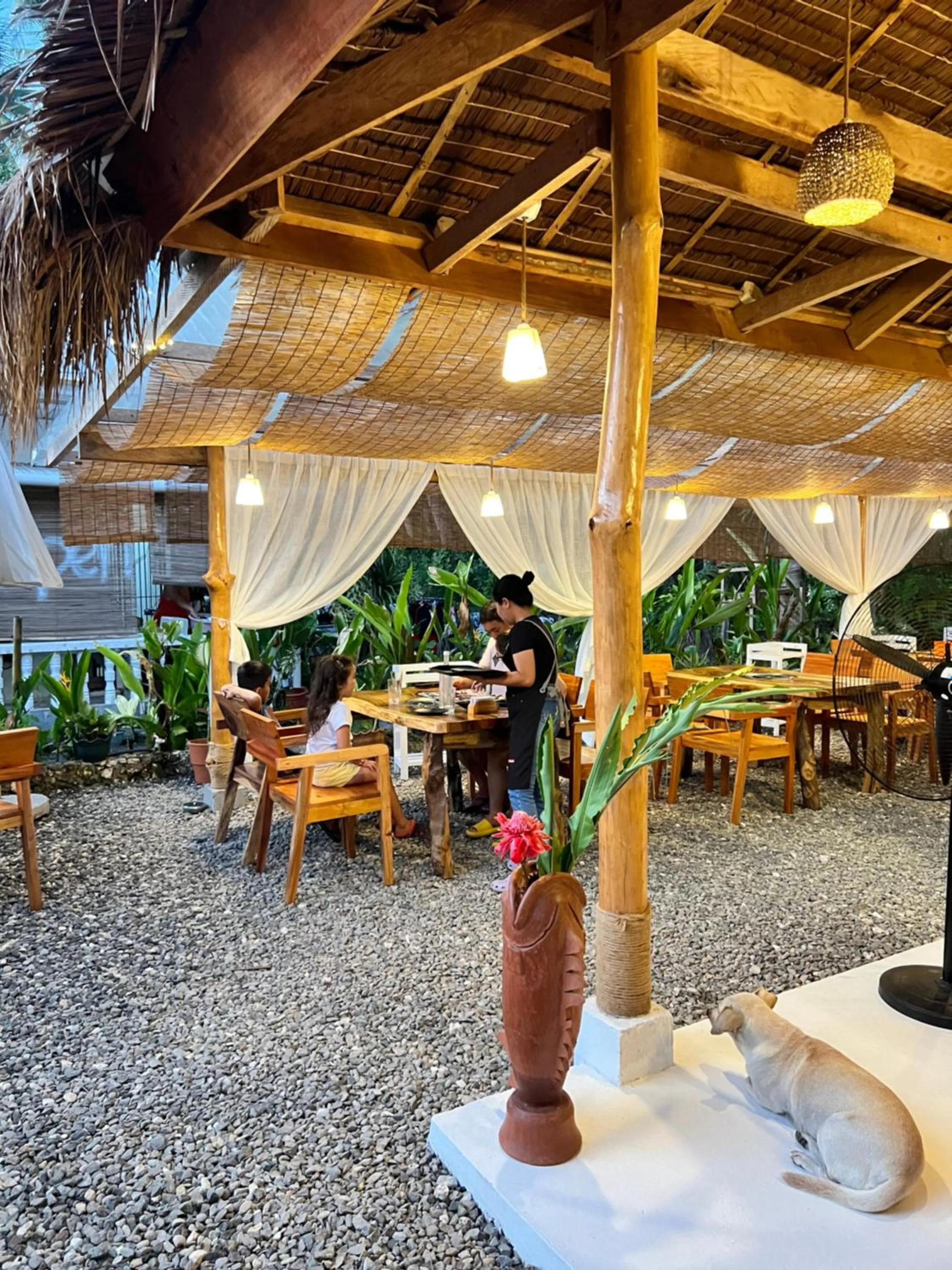 Restaurant/places to eat in AA Jungle Guesthouse Deluxe