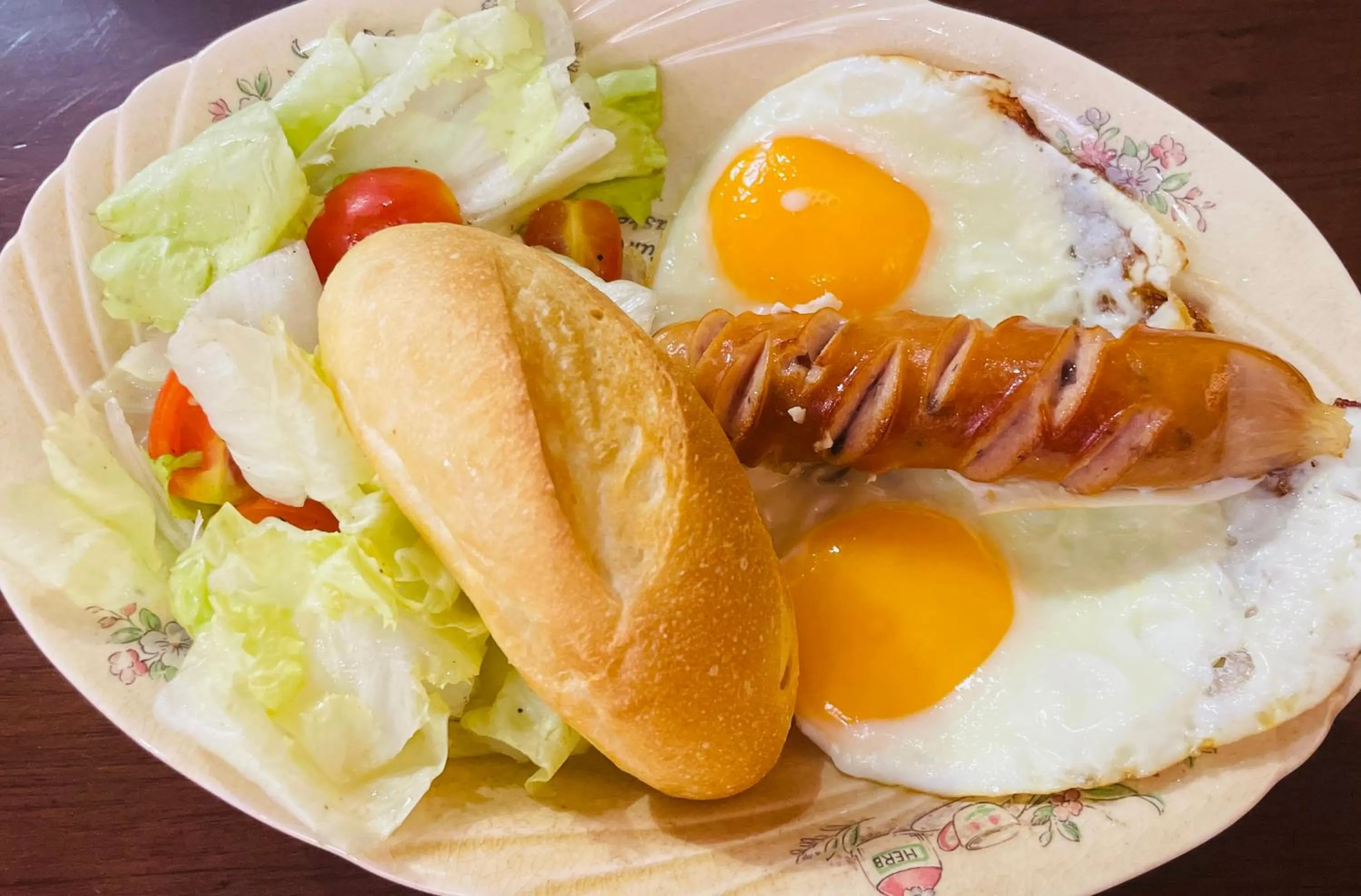 Restaurant/places to eat in Ahu Hotel & Apartment