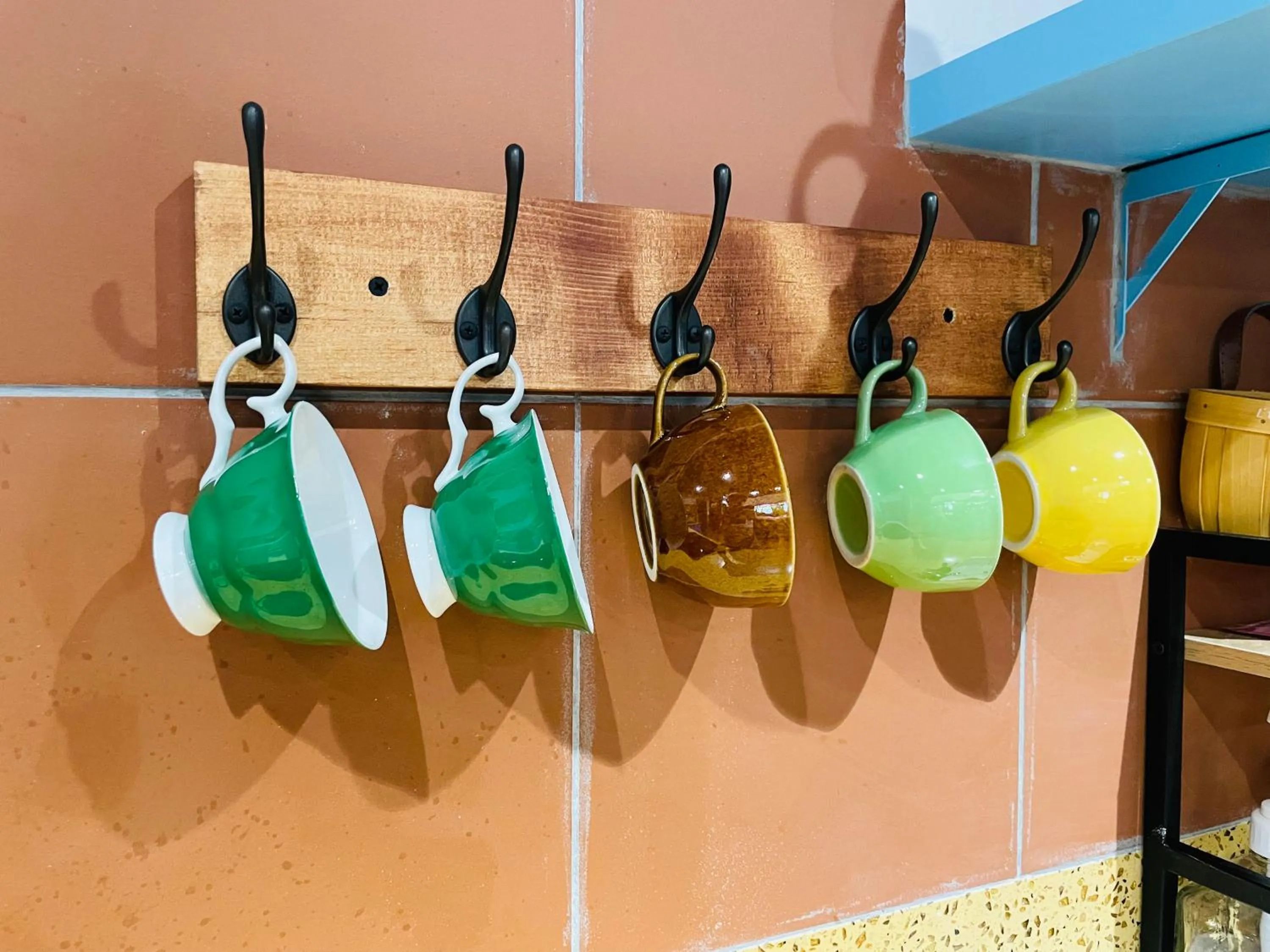 Restaurant/places to eat in Ahu Hotel & Apartment