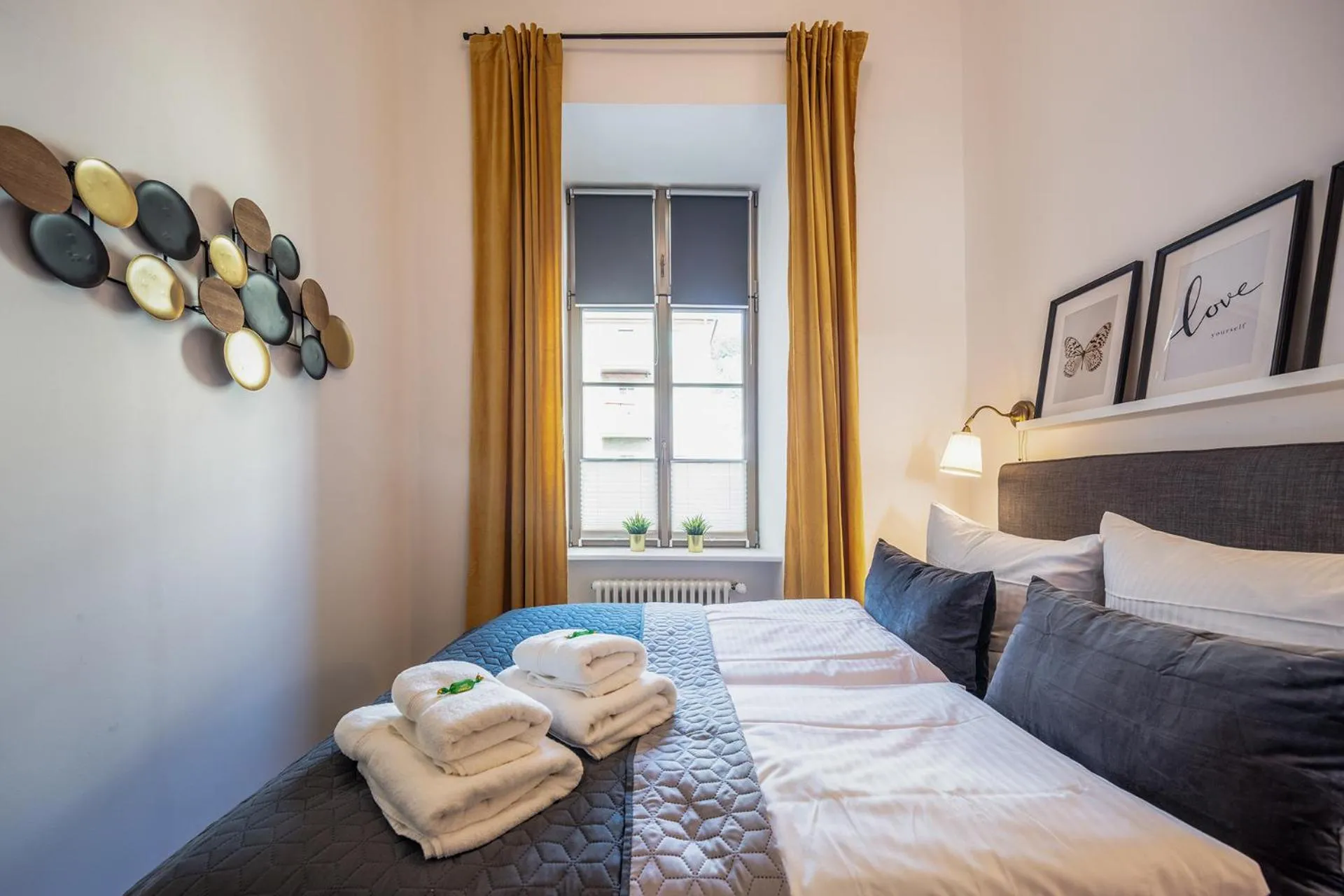 Bed in Acapella Suite Allegro 76qm I Altstadt l Weinberg