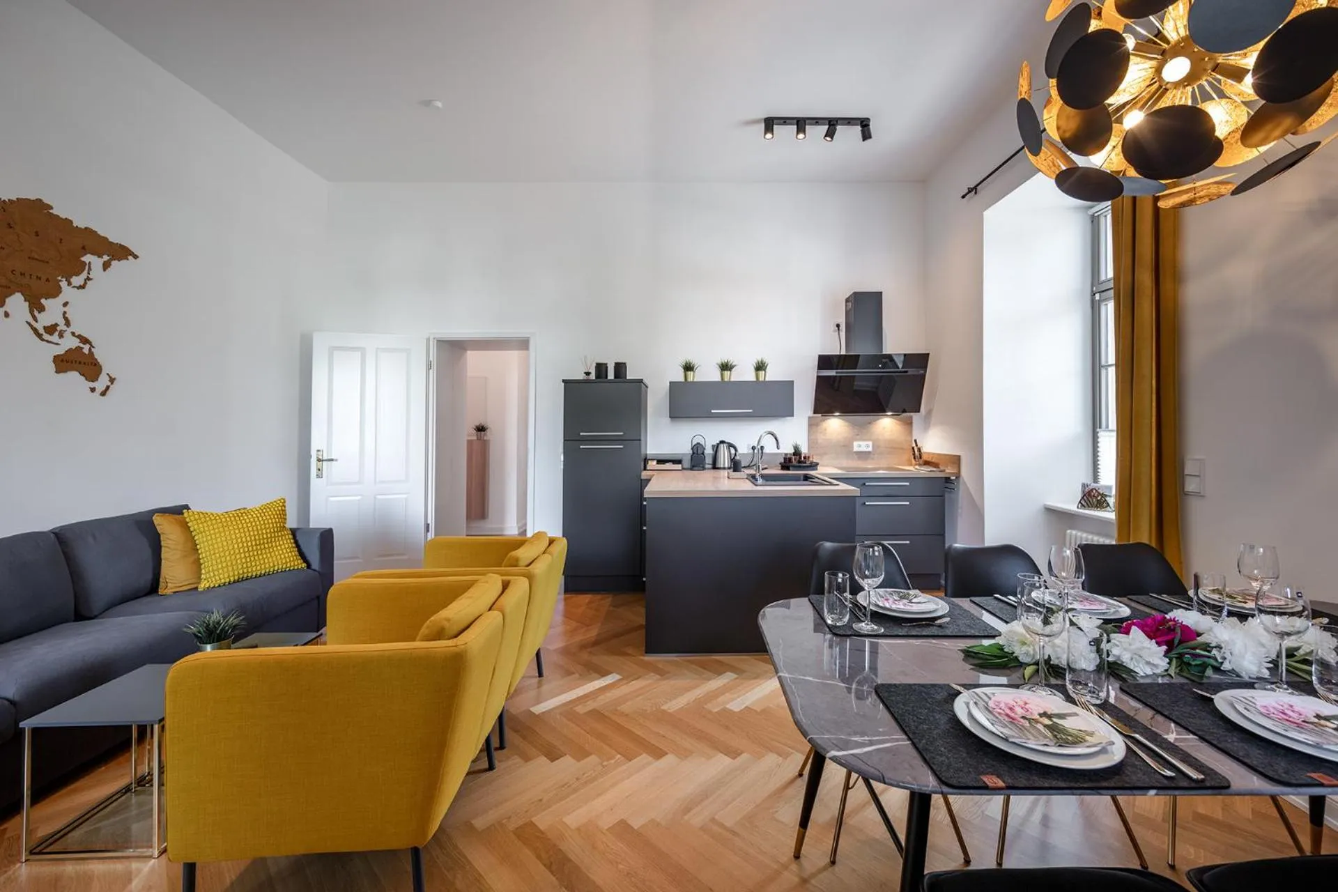 Dining area in Acapella Suite Allegro 76qm I Altstadt l Weinberg