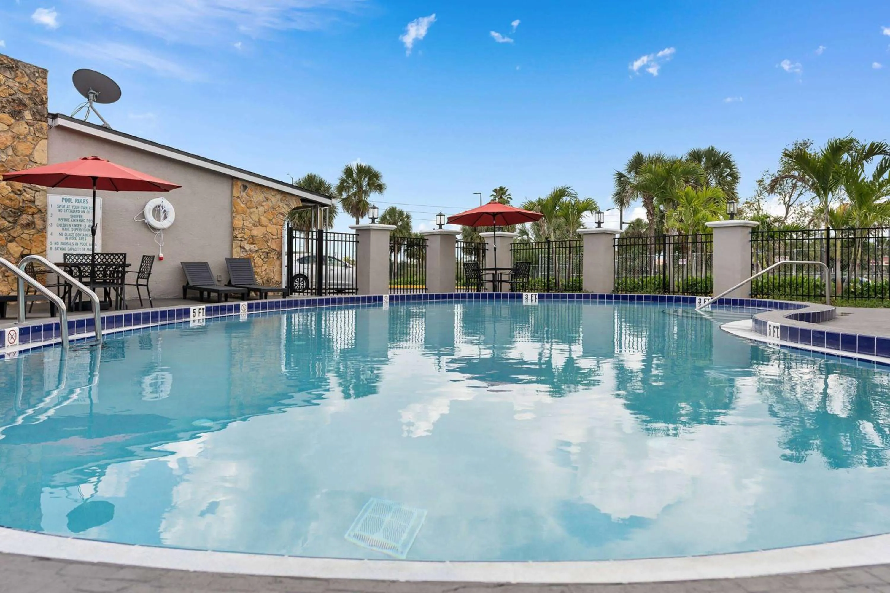 Pool view in Travelodge by Wyndham Kissimmee Orlando