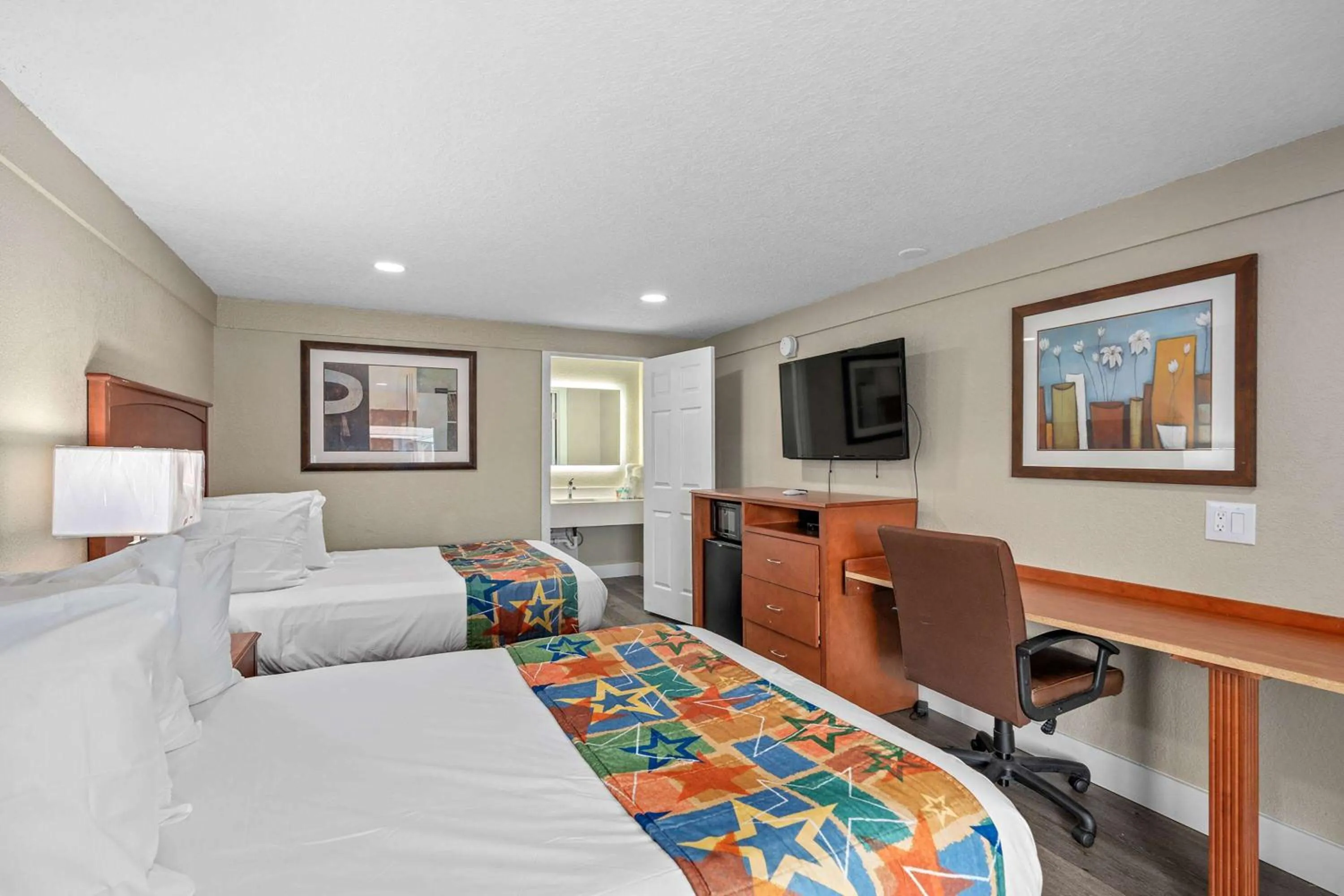 Photo of the whole room, Bed in Travelodge by Wyndham Kissimmee Orlando
