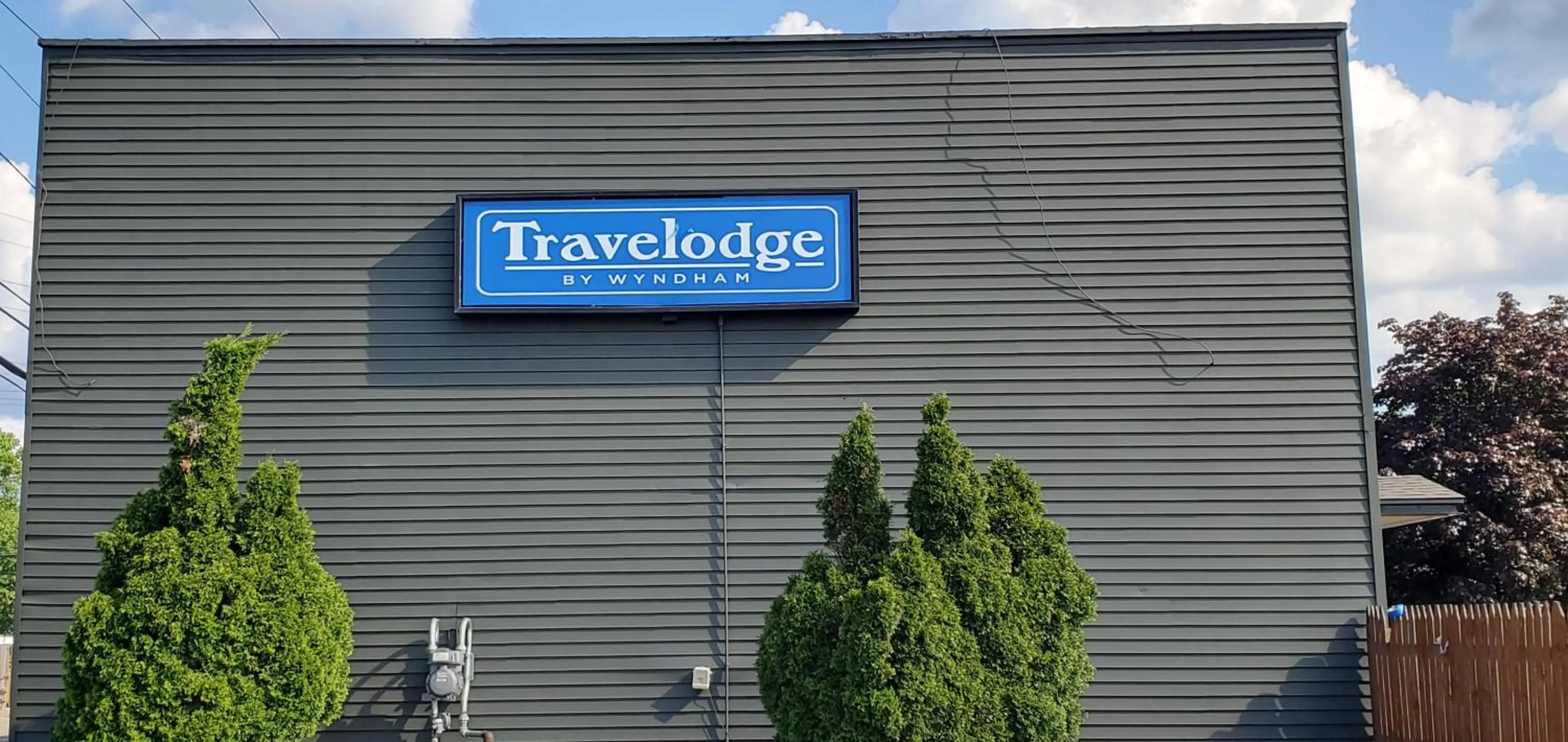 Property logo or sign in Travelodge by Wyndham Livonia Canton Novi Detroit Area