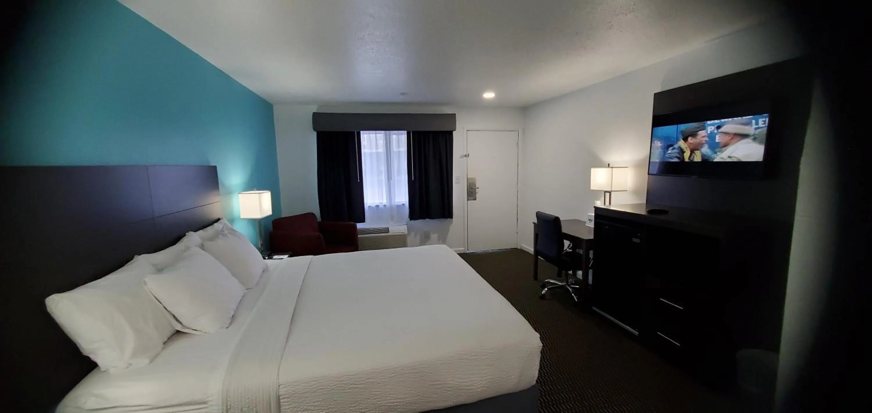 Photo of the whole room, Bed in Travelodge by Wyndham Livonia Canton Novi Detroit Area