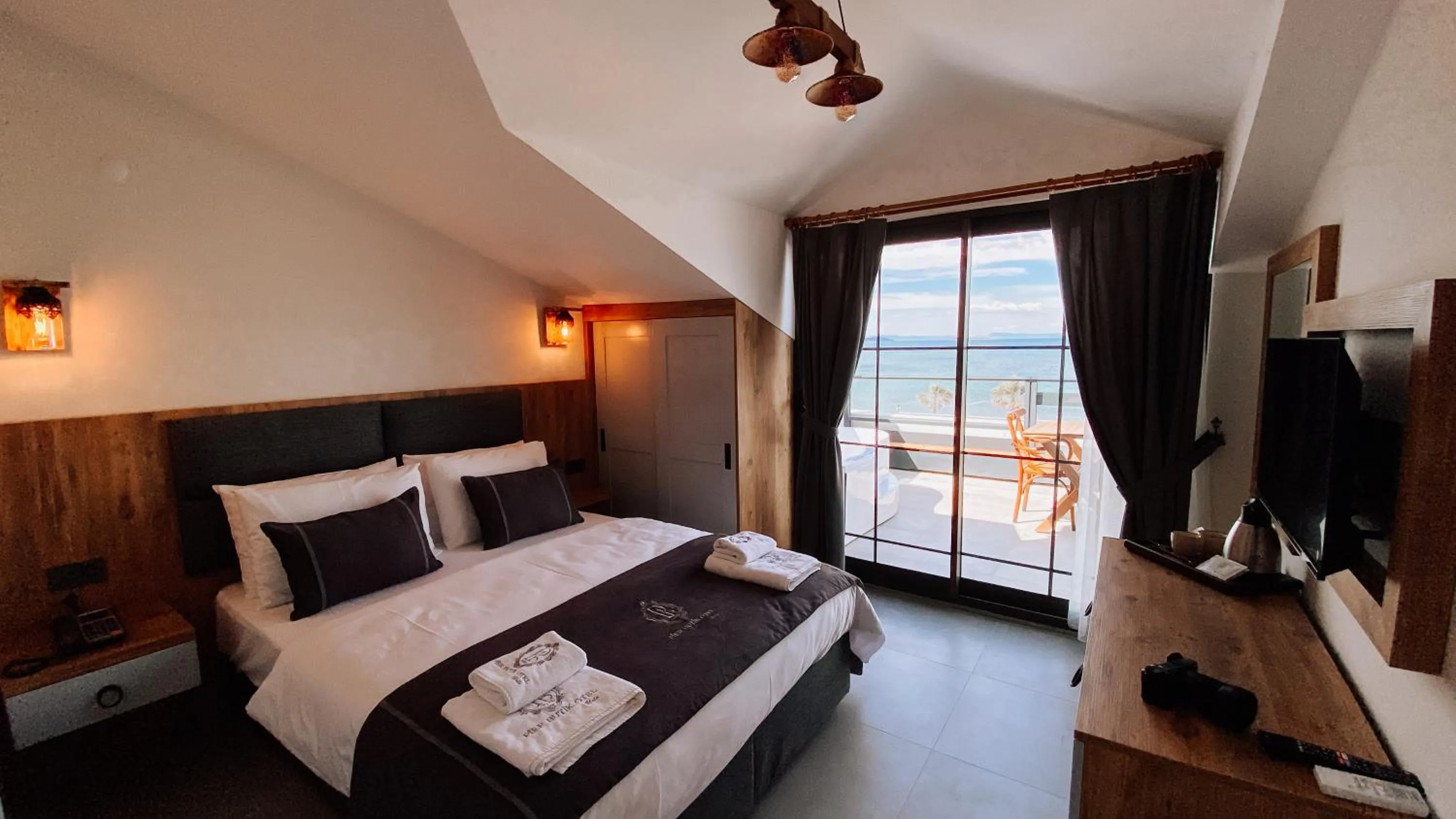 Bed in THE PİER OF URLA