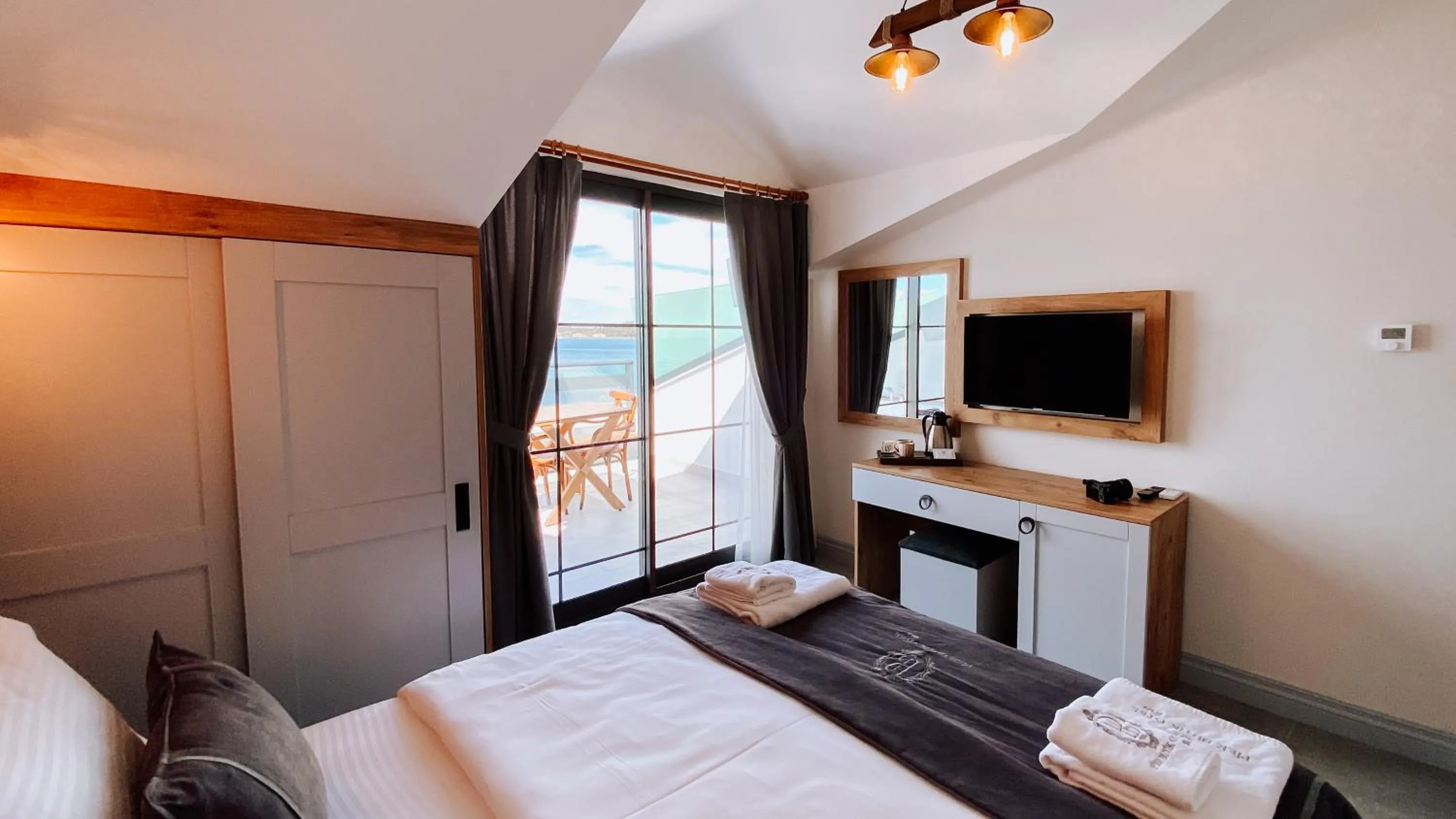 Bed in THE PİER OF URLA